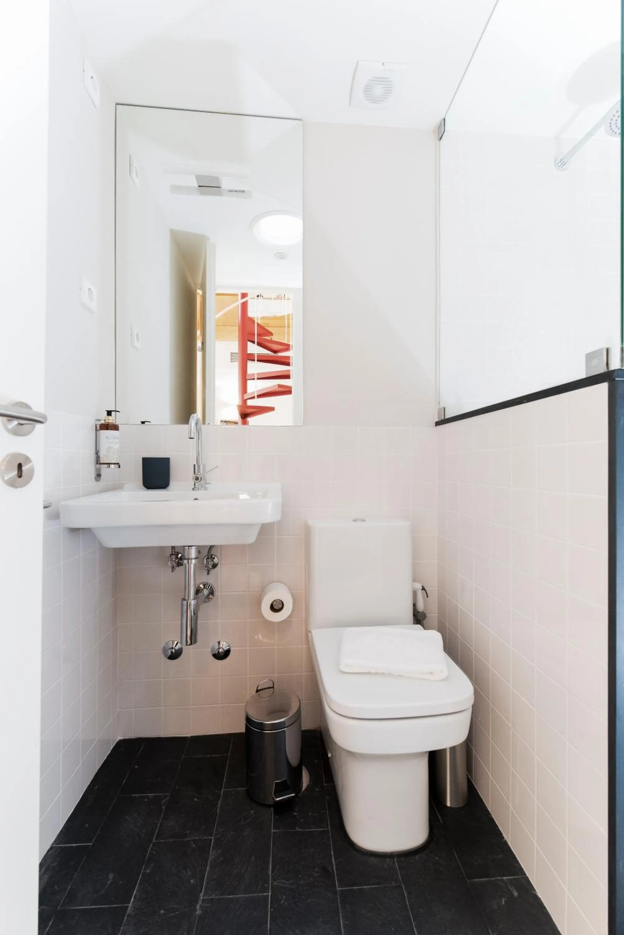 Bathroom in Oporto Trendy River