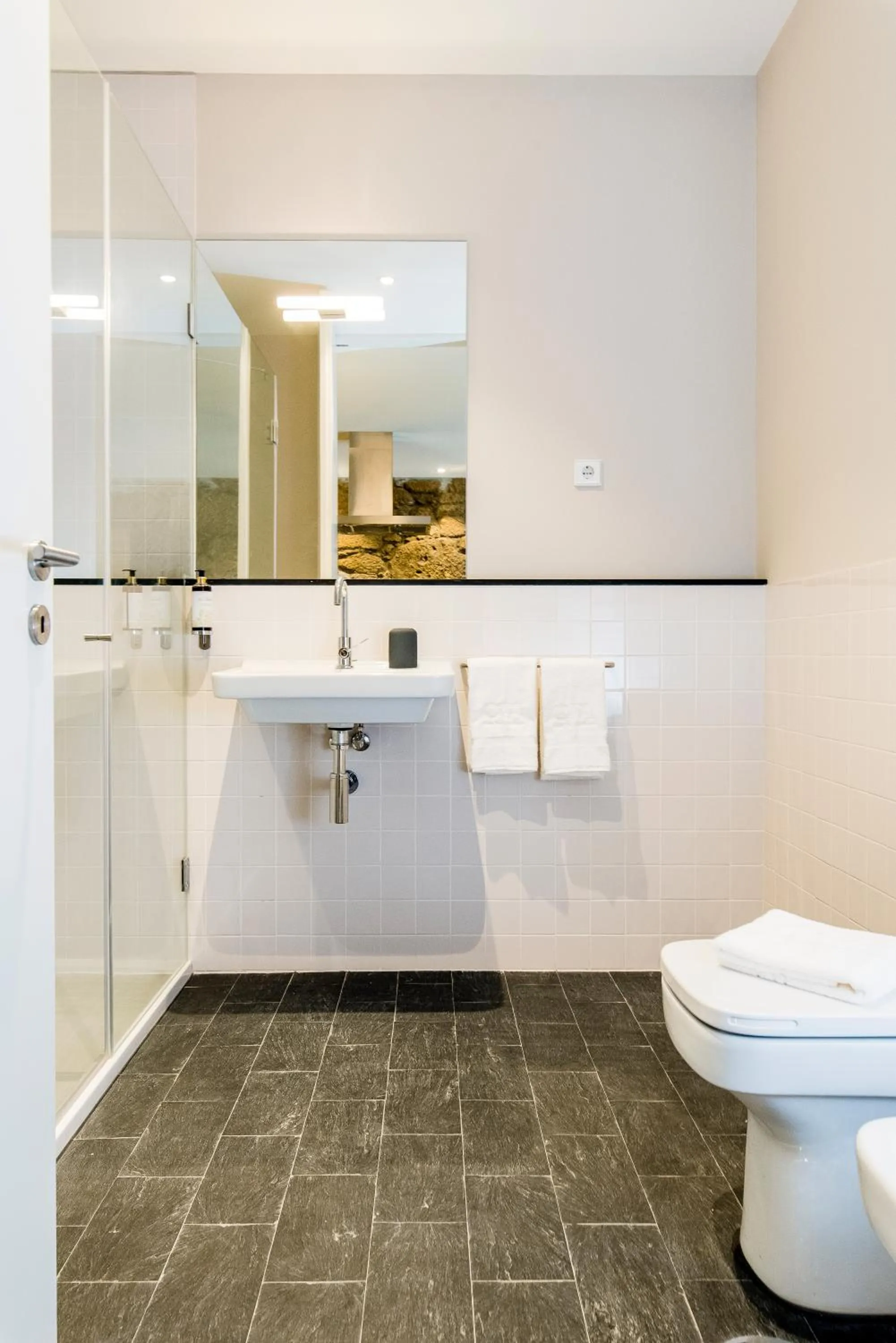 Toilet in Oporto Trendy River