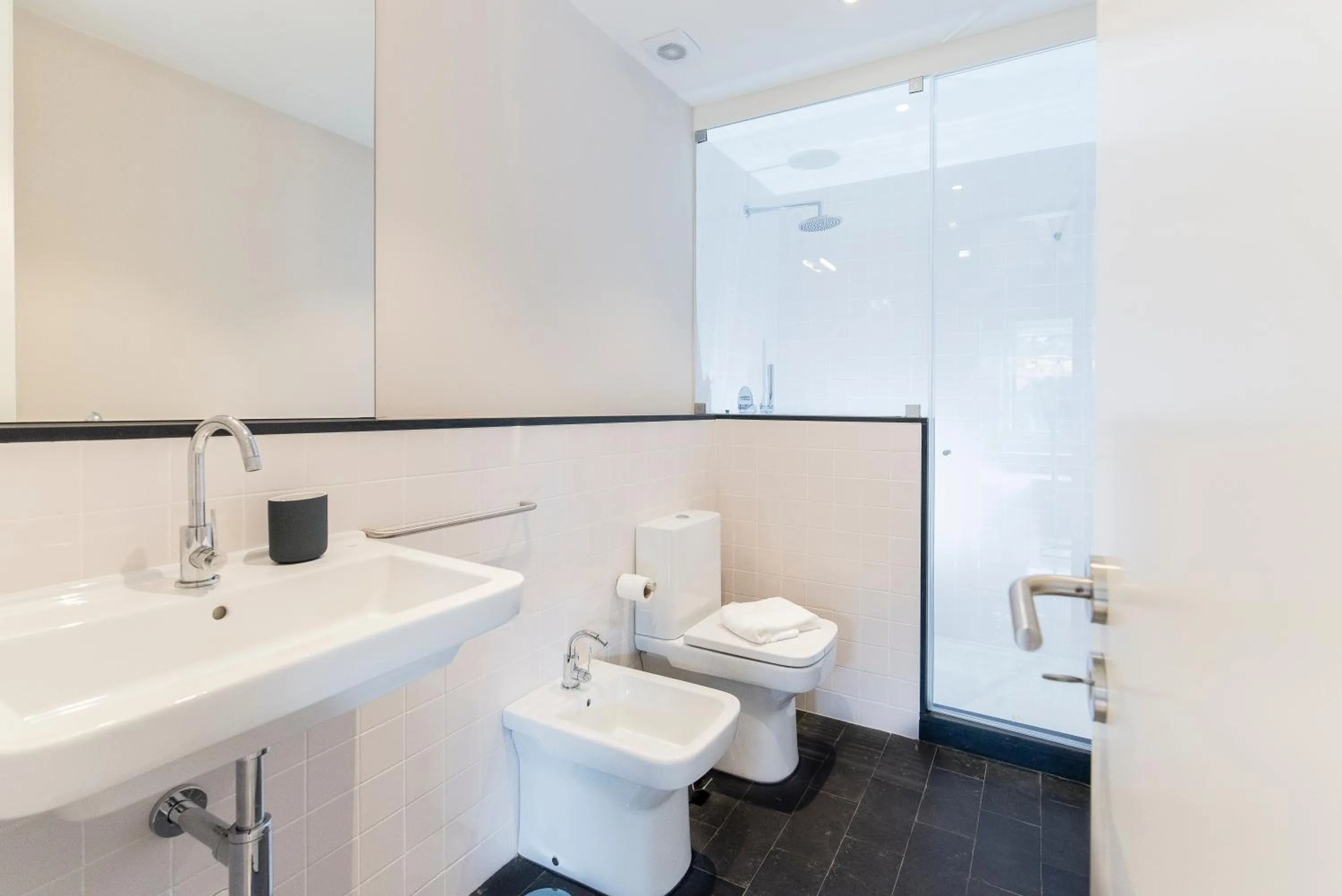 Bathroom in Oporto Trendy River