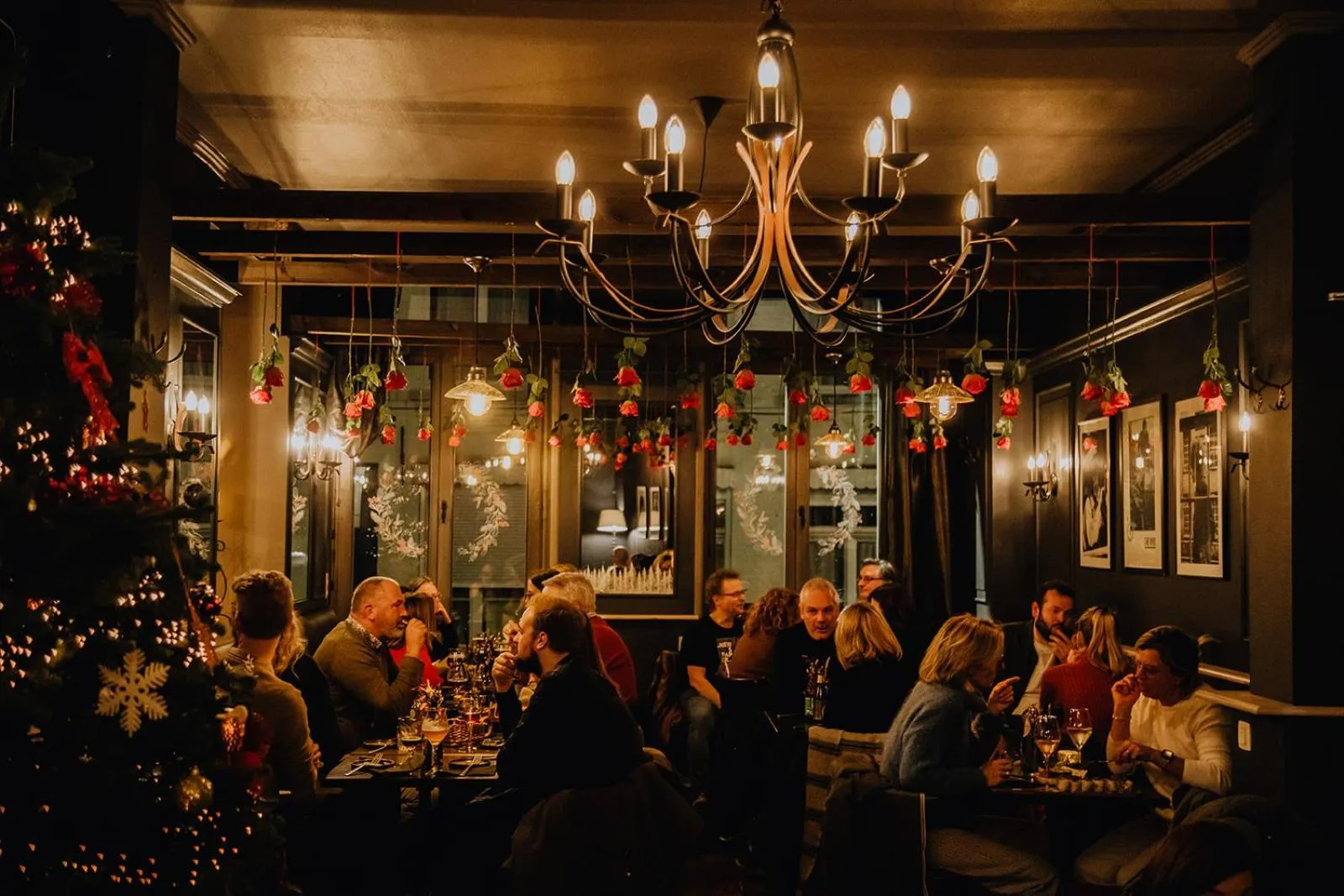 group of guests in Hotel Rose Red