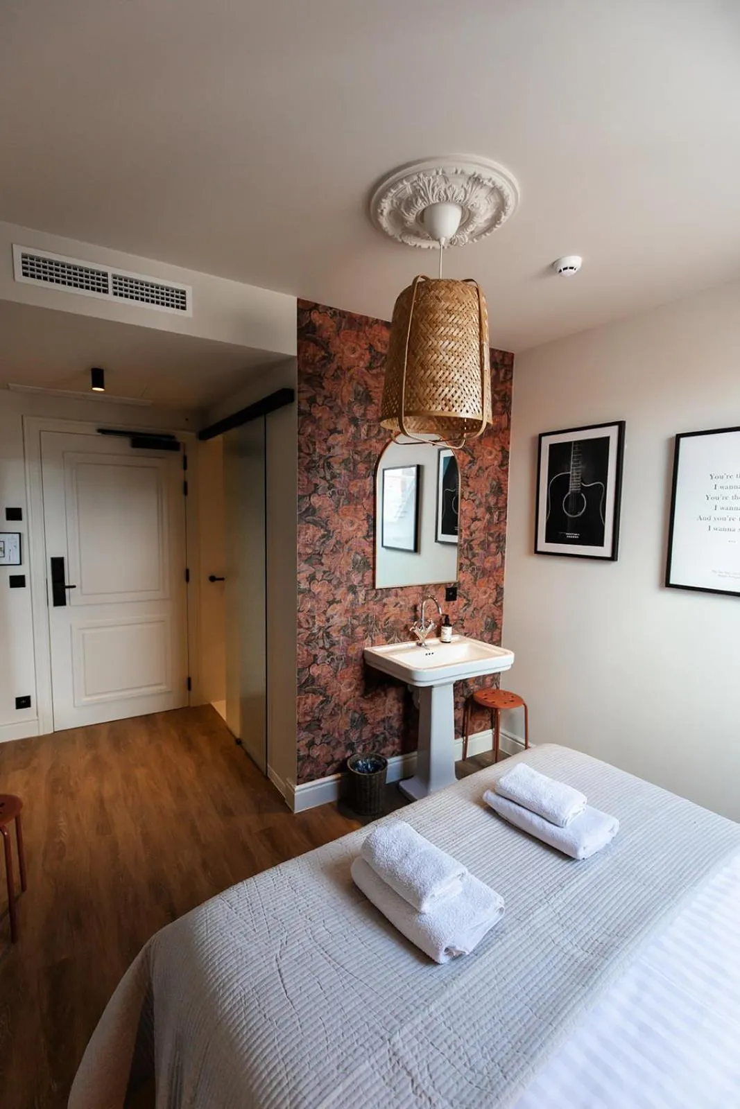 Bathroom, Bed in Hotel Rose Red