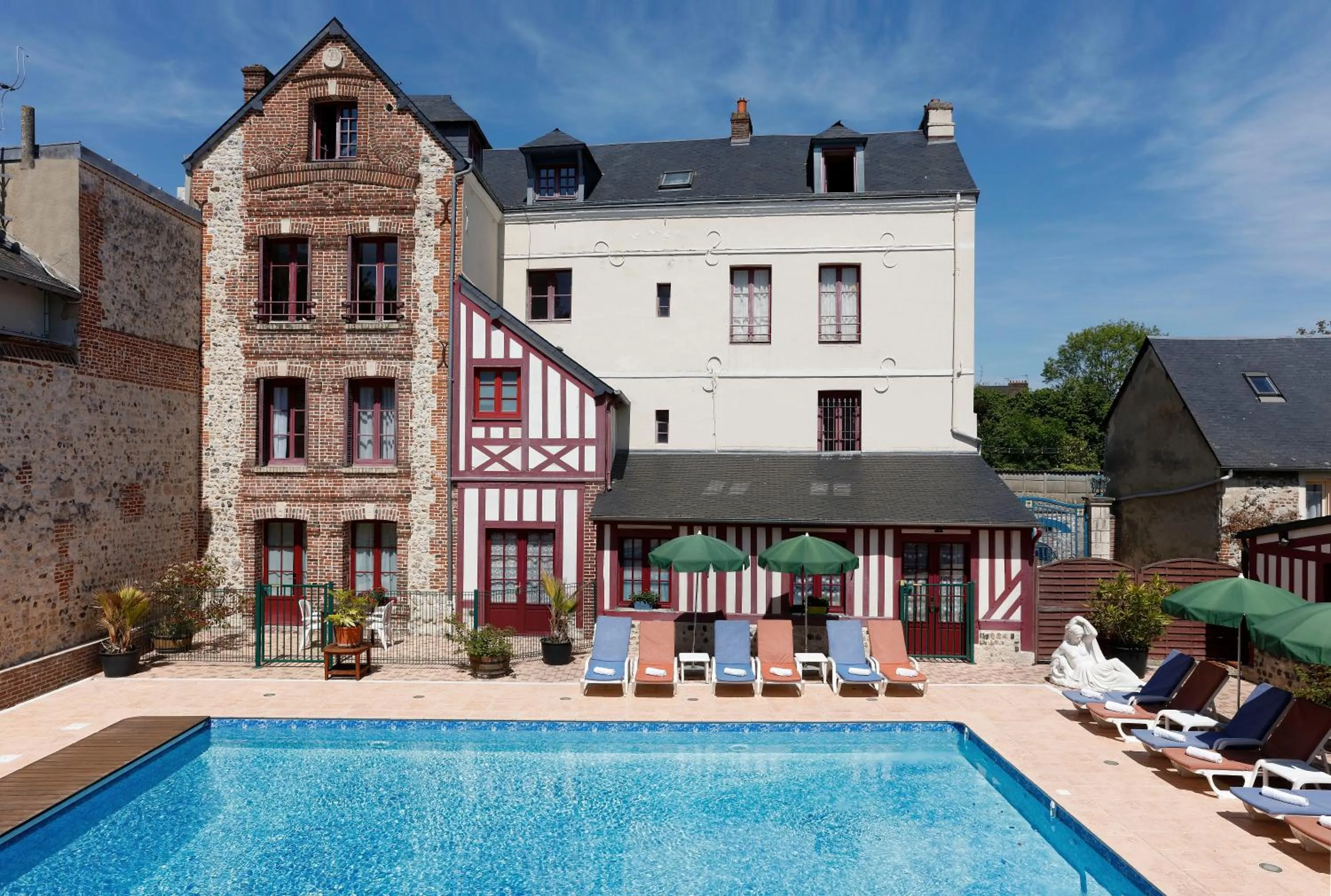Swimming pool in Hôtel L'Ecrin