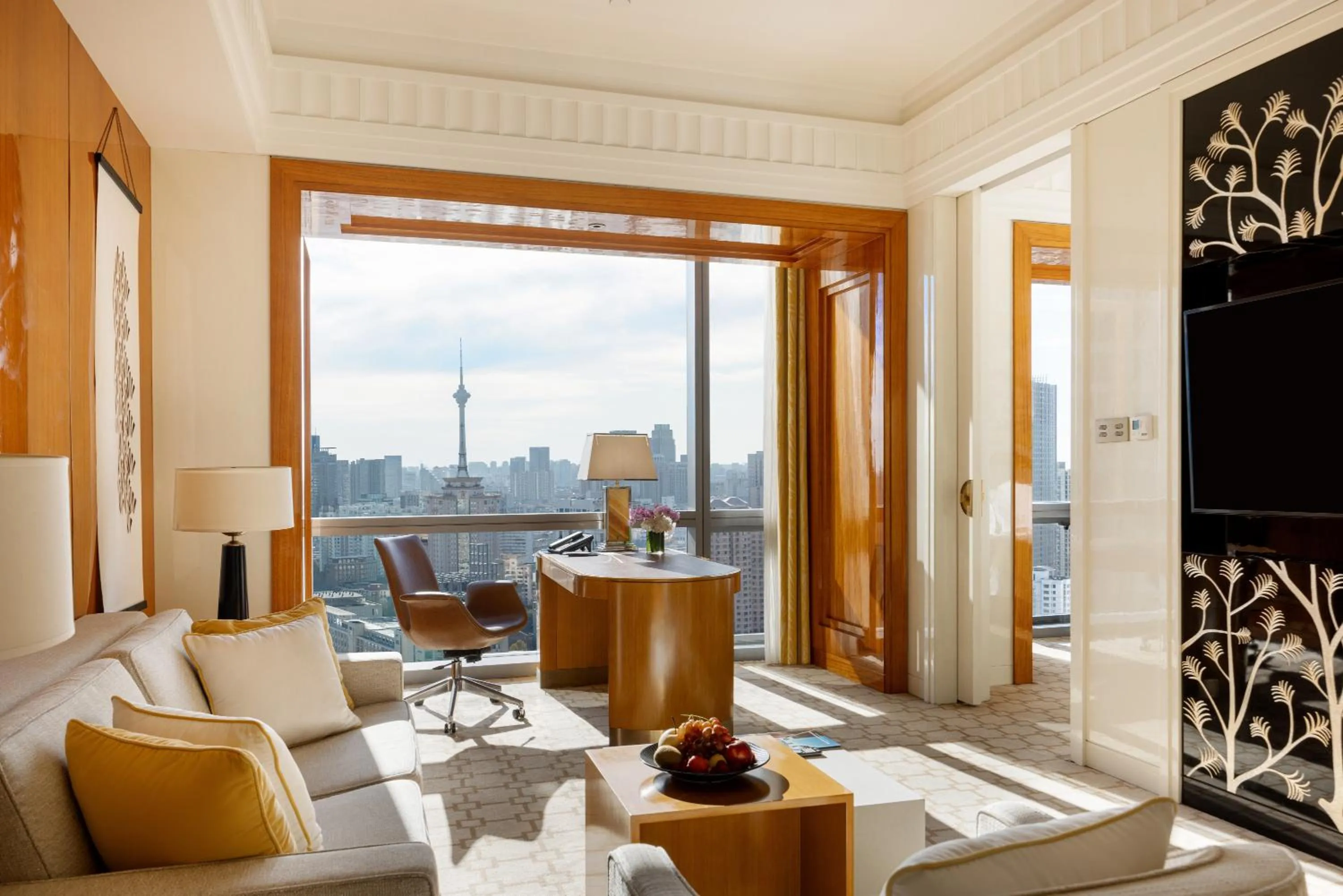 Communal lounge/ TV room in Four Seasons Hotel Tianjin