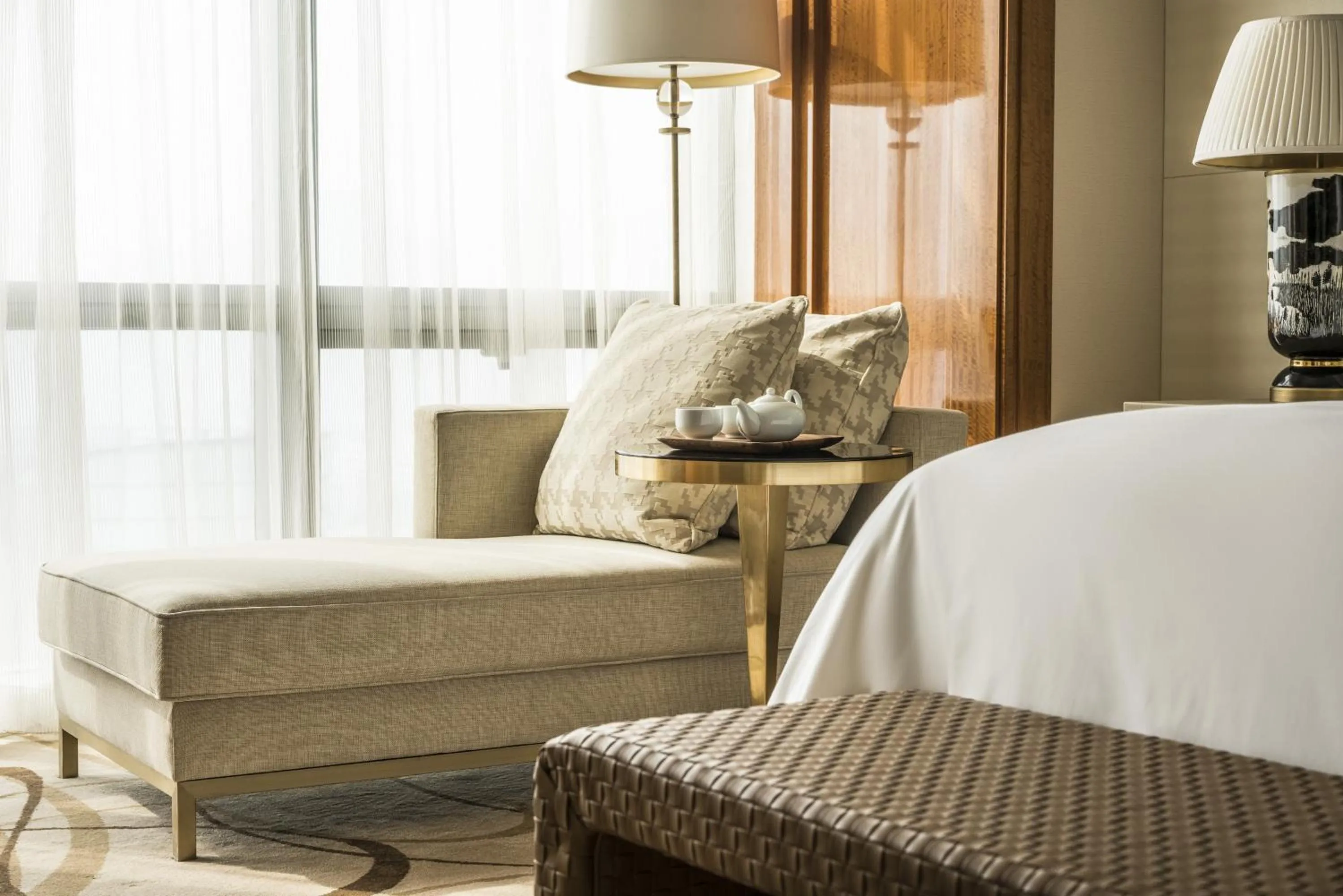 Seating area, Bed in Four Seasons Hotel Tianjin