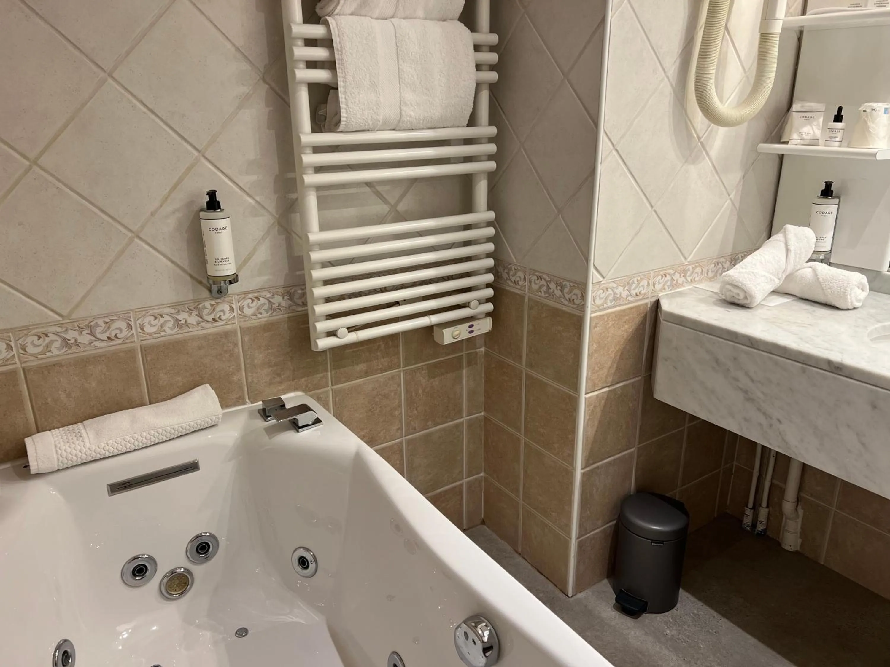 Bathroom in Le Trophée Boutique Hôtel Spa- La Loggia Appart'hôtel