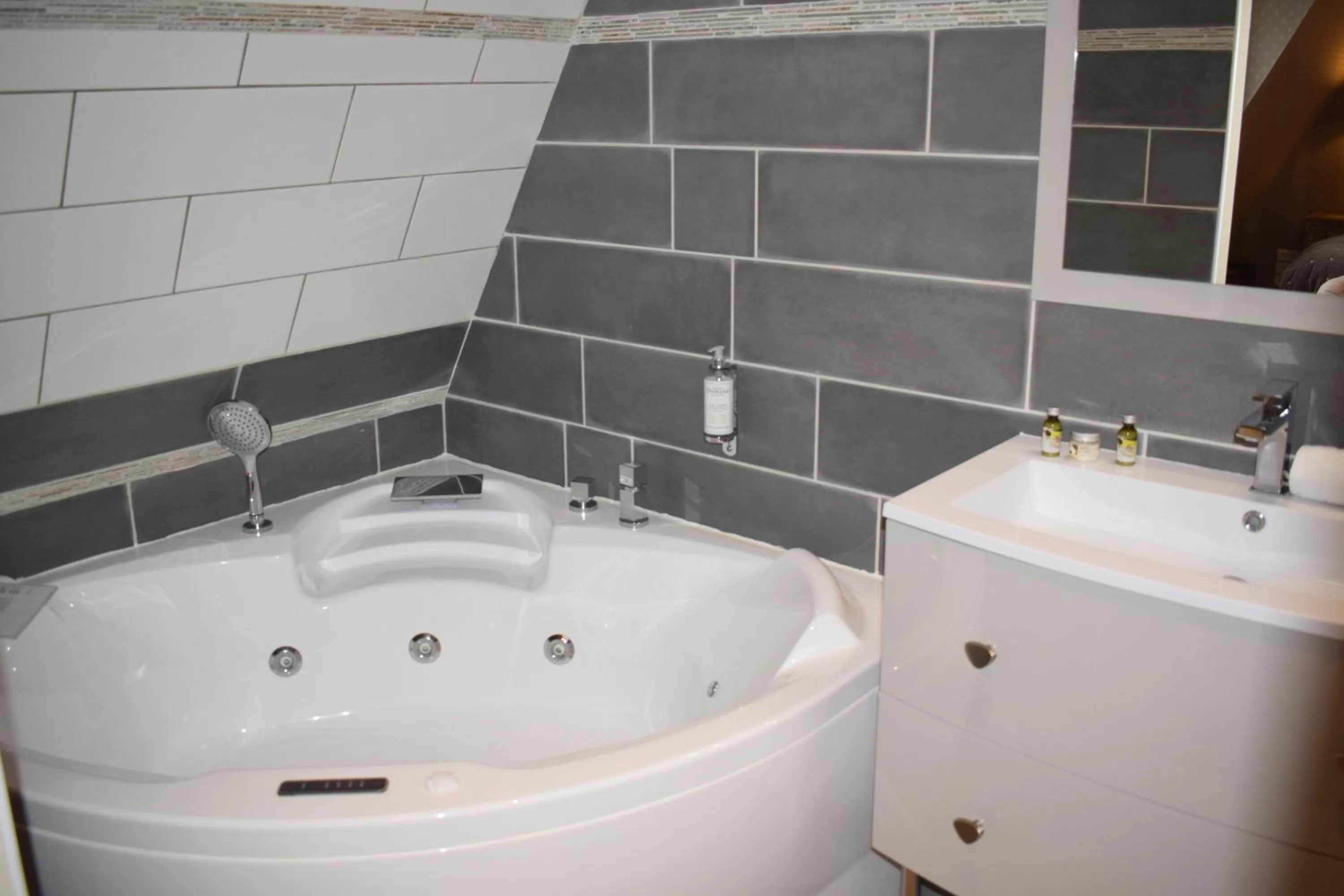 Bathroom in Le Trophée Boutique Hôtel Spa- La Loggia Appart'hôtel