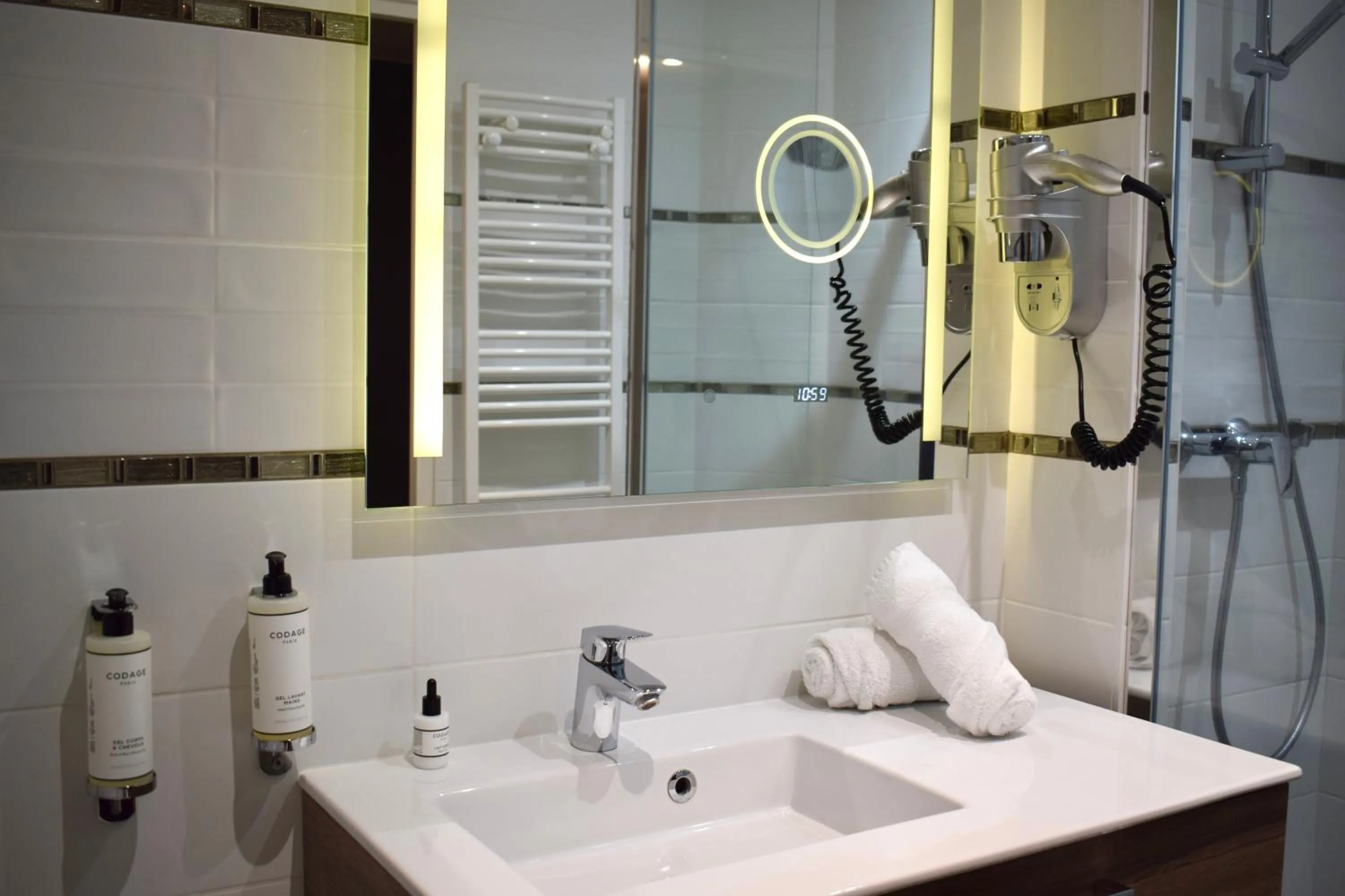 Bathroom in Le Trophée Boutique Hôtel Spa- La Loggia Appart'hôtel