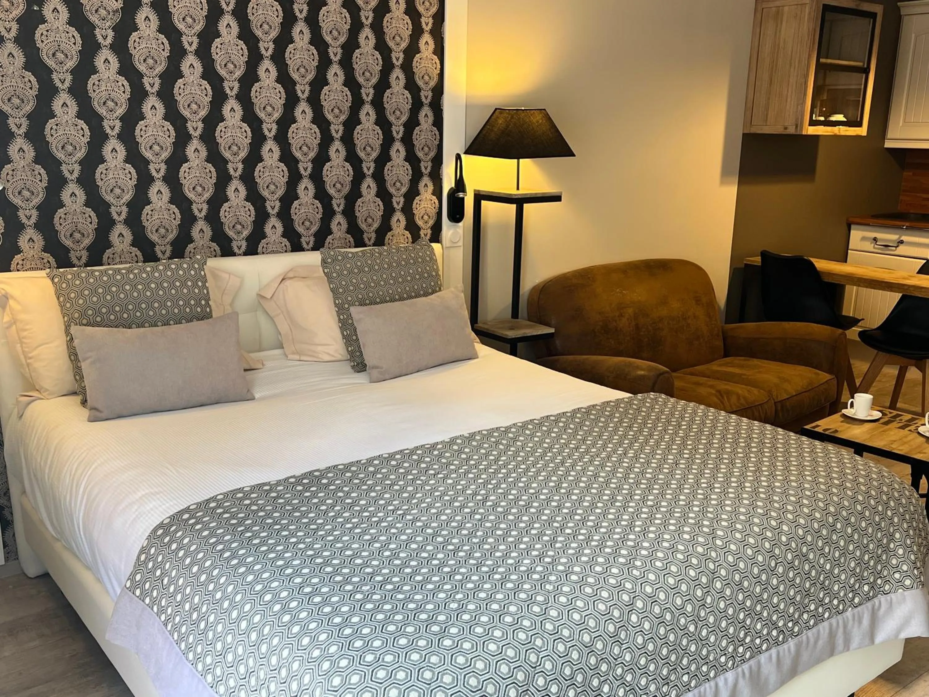 Photo of the whole room, Bed in Le Trophée Boutique Hôtel Spa- La Loggia Appart'hôtel