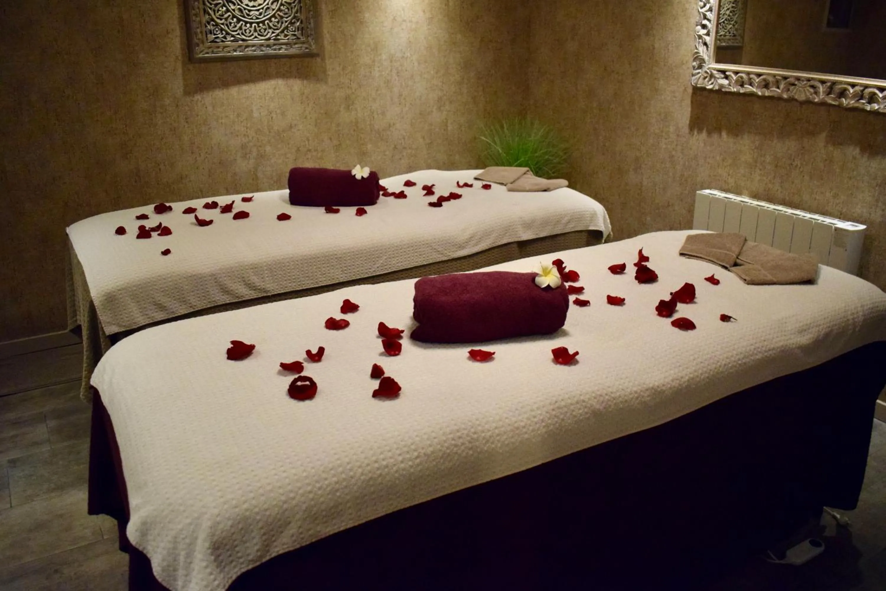 Massage, Bed in Le Trophée Boutique Hôtel Spa- La Loggia Appart'hôtel