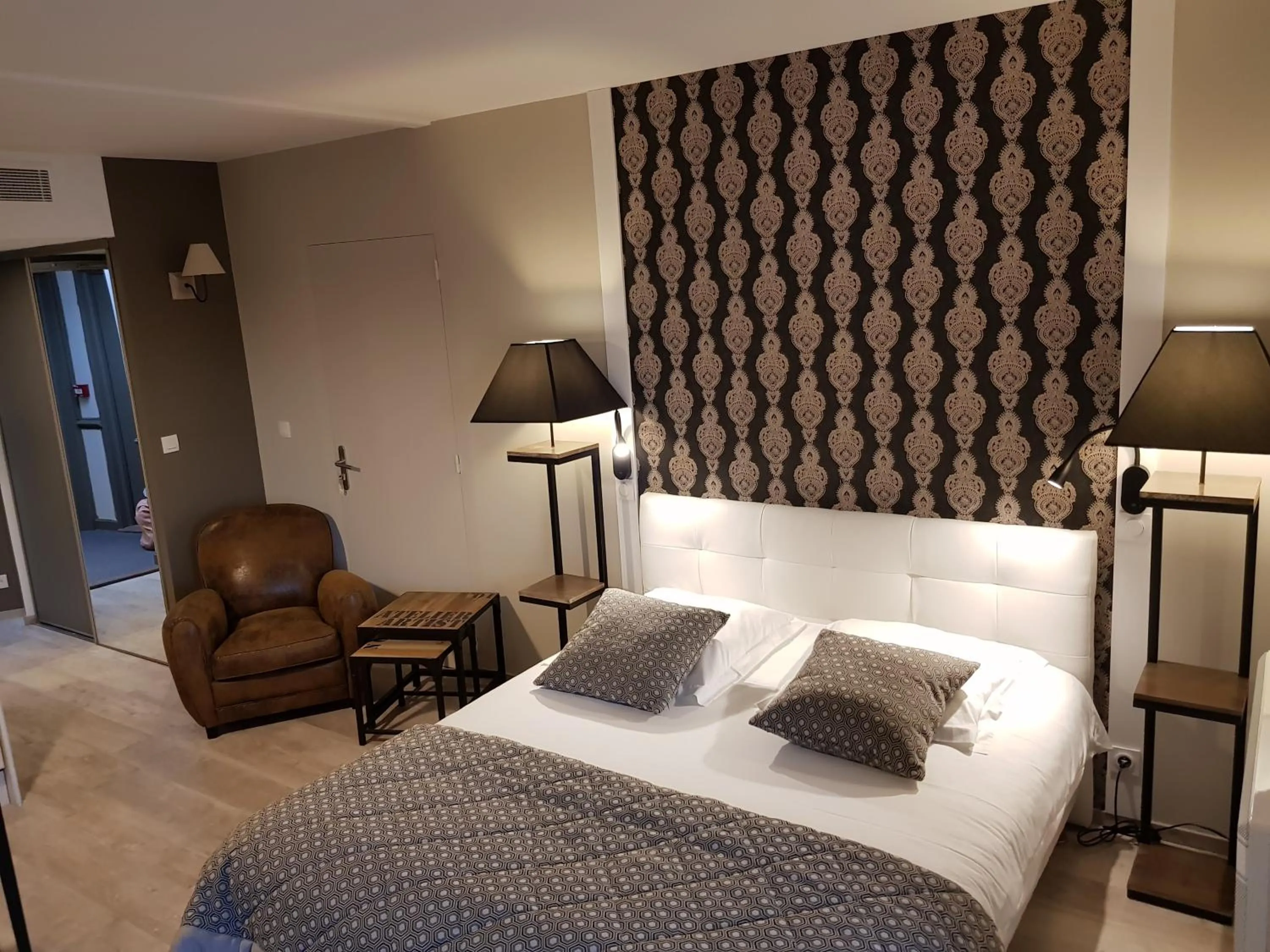 Photo of the whole room, Bed in Le Trophée Boutique Hôtel Spa- La Loggia Appart'hôtel