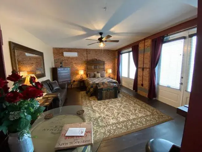 Deluxe Queen Room in The Swope Manor Bed & Breakfast Deluxe Queen Room in The Swope Manor Bed & Breakfast