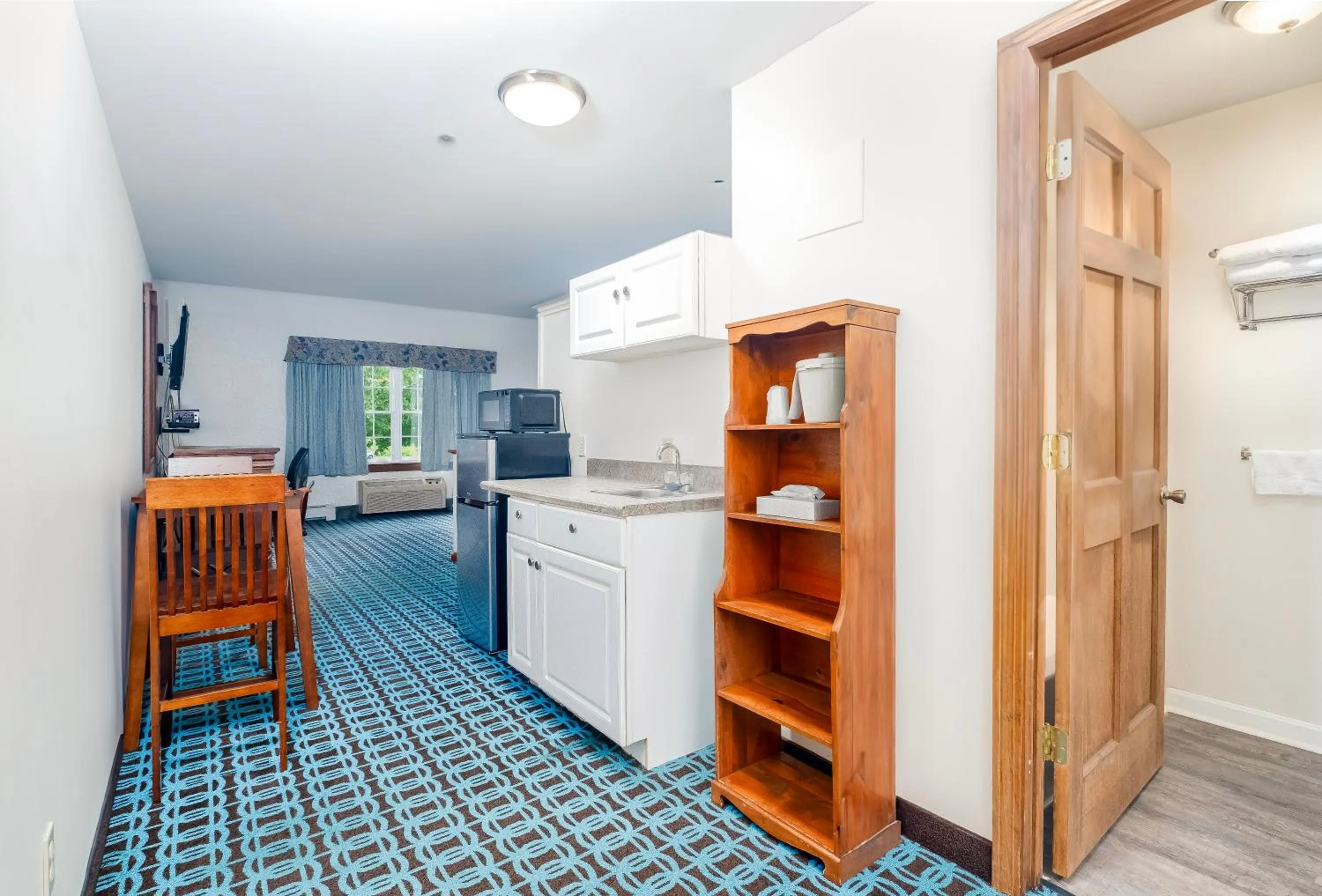 Kitchen or kitchenette in Casco Bay Inn