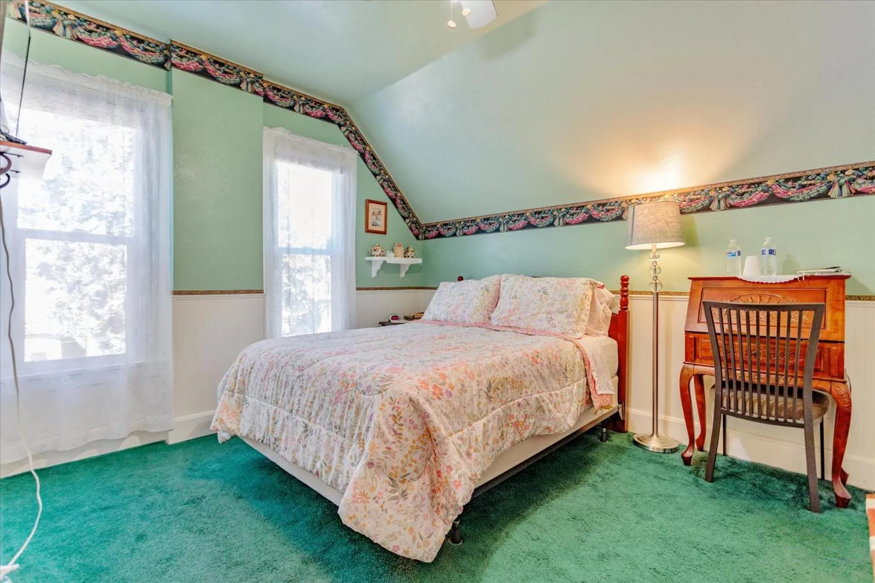 Photo of the whole room, Bed in The Silk Pincushion