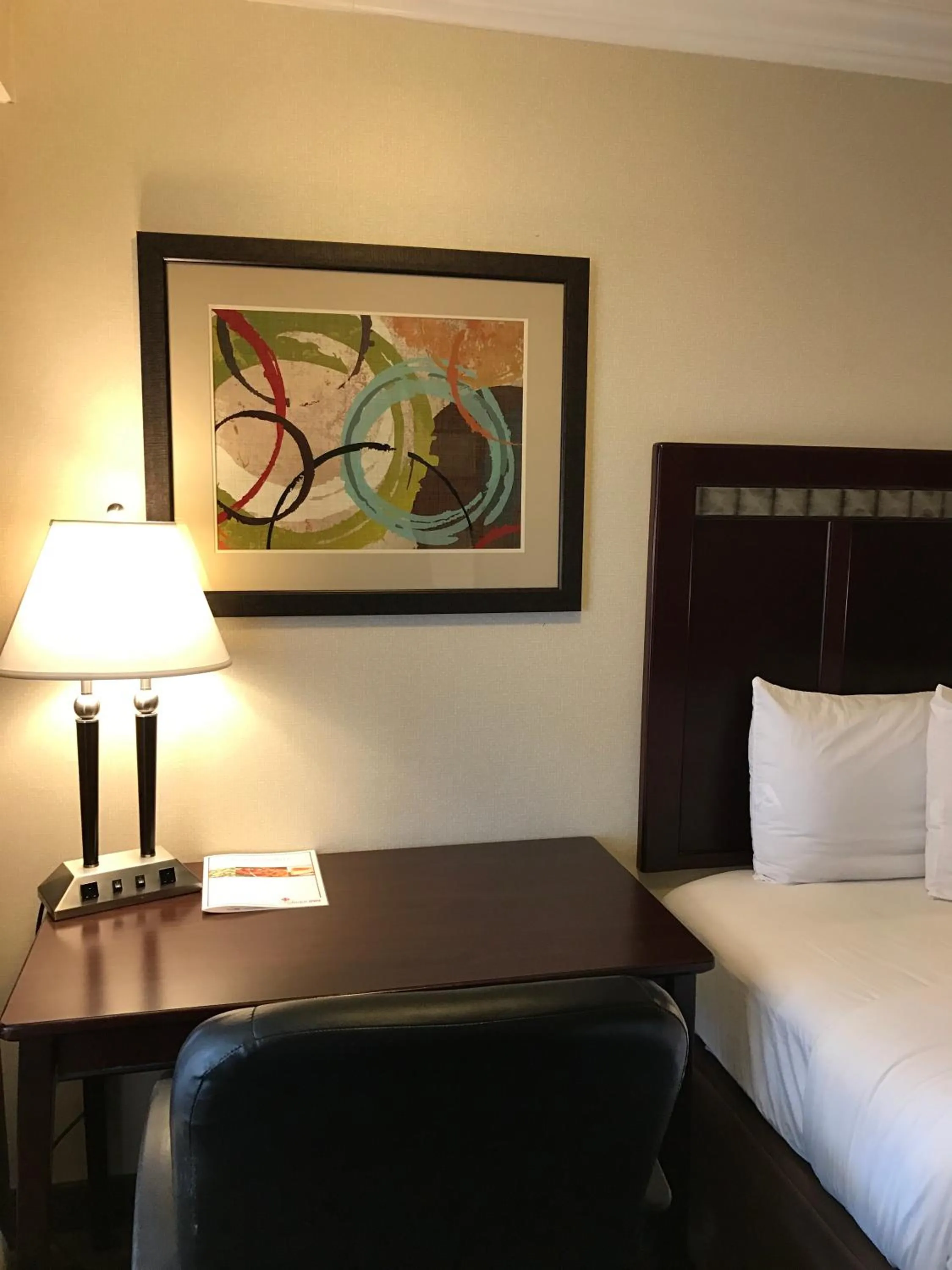 Bedroom, Bed in Oak Tree Inn