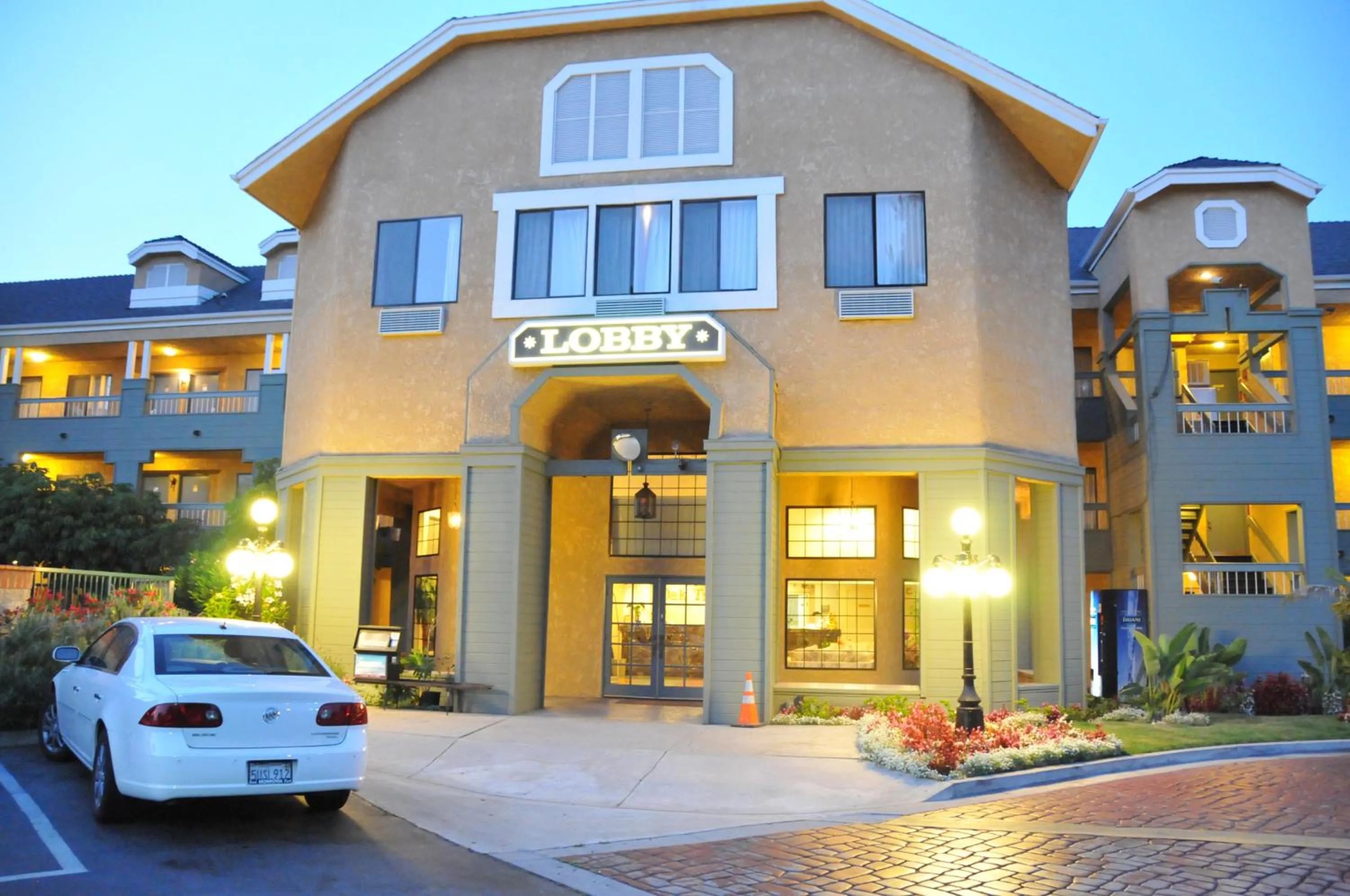 Swimming pool in Oak Tree Inn
