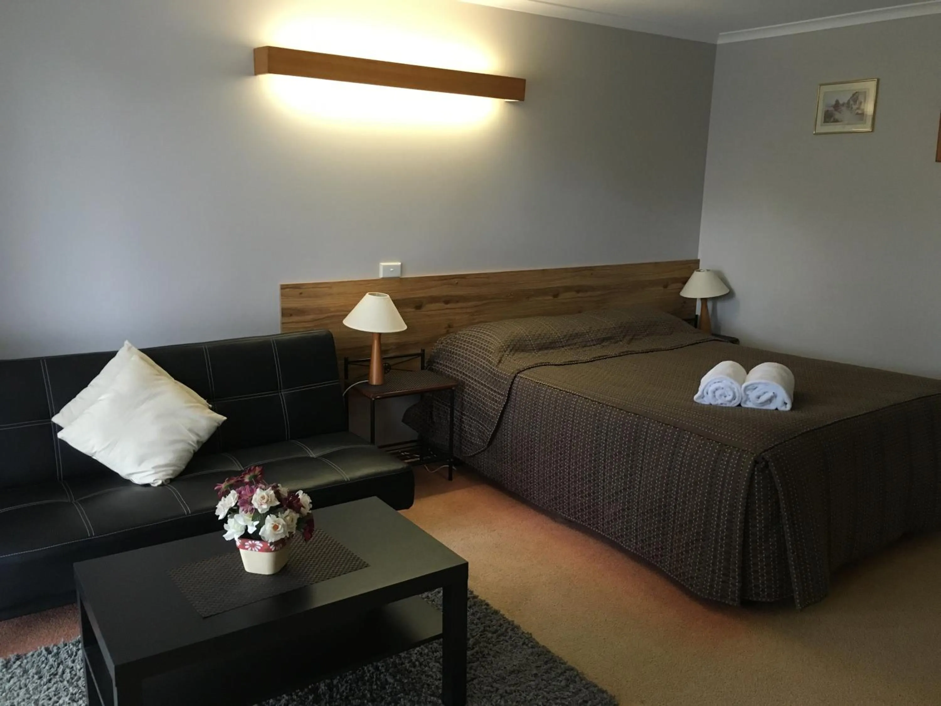 Seating area, Bed in Avoca Motel