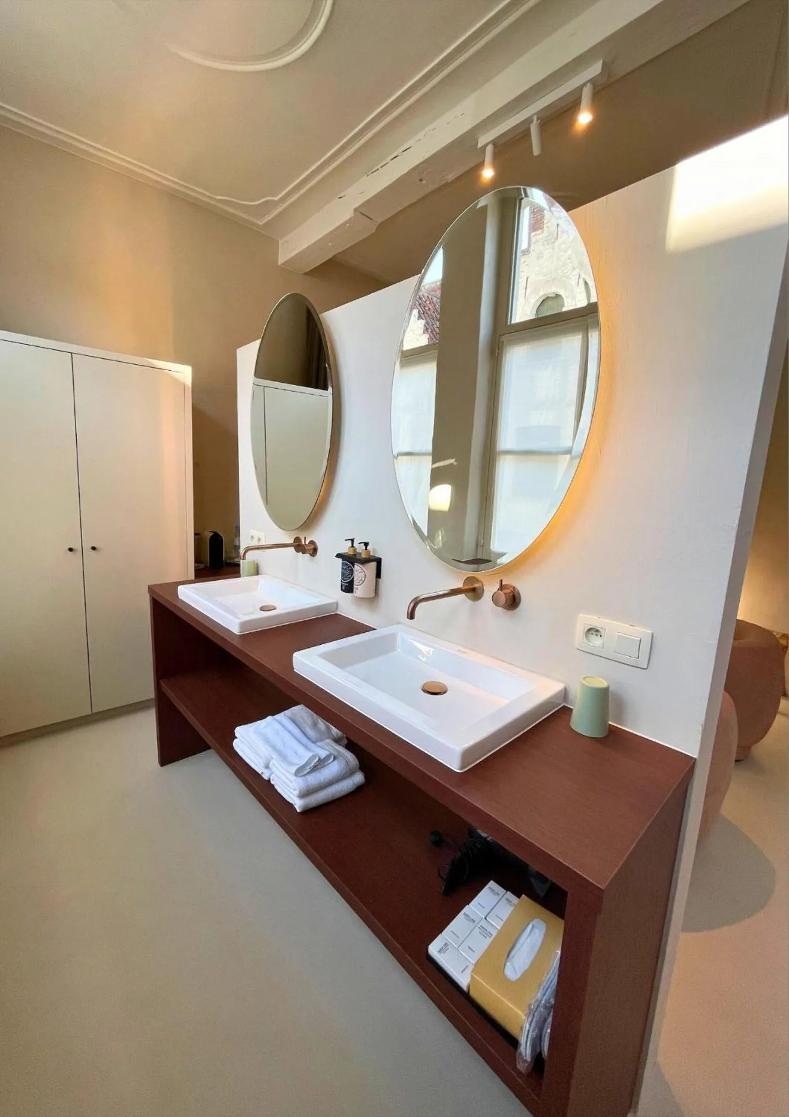 Bathroom, Bed in Hotel Montanus
