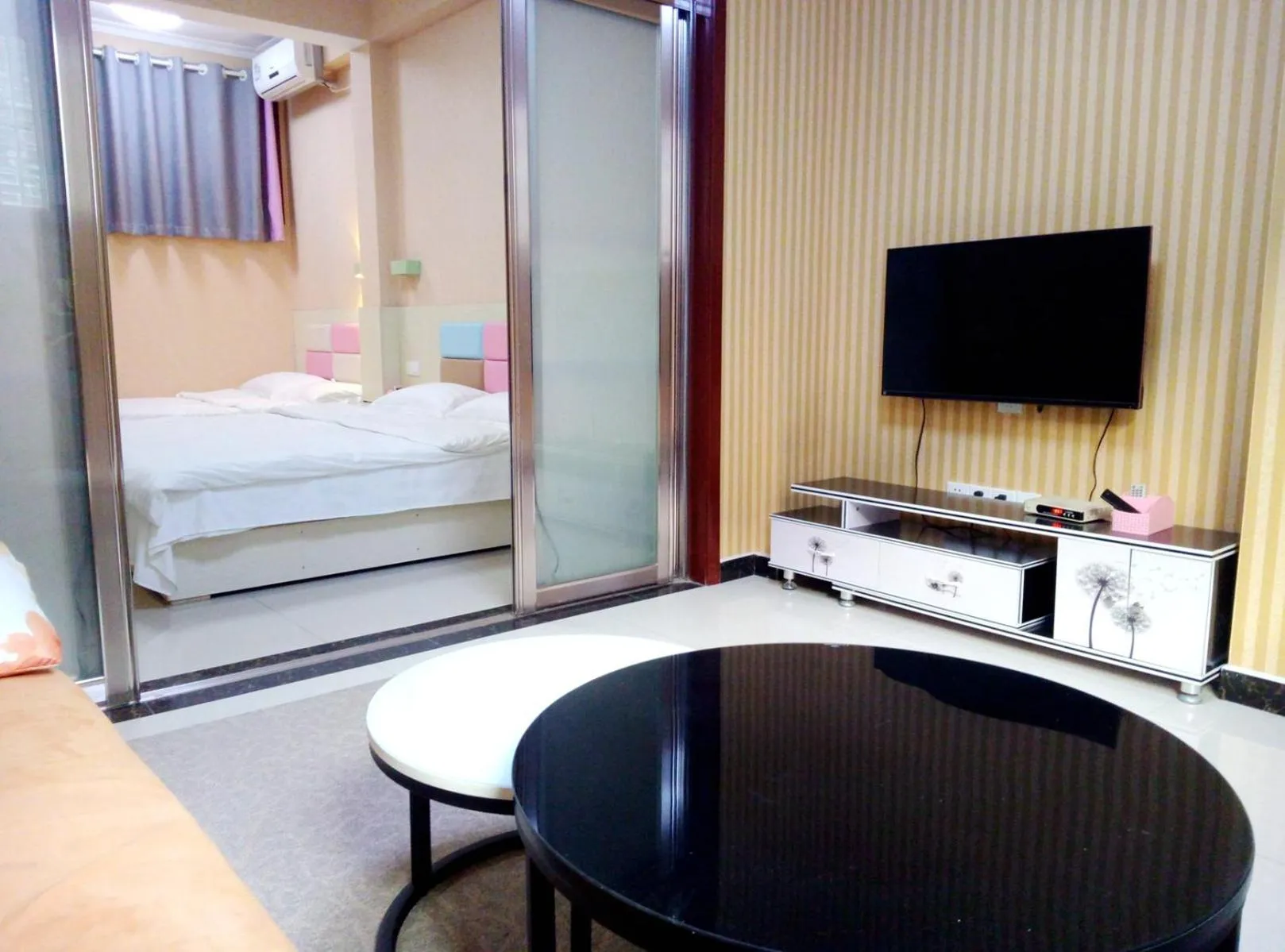 Decorative detail, Bed in Qufu Garden Hotel