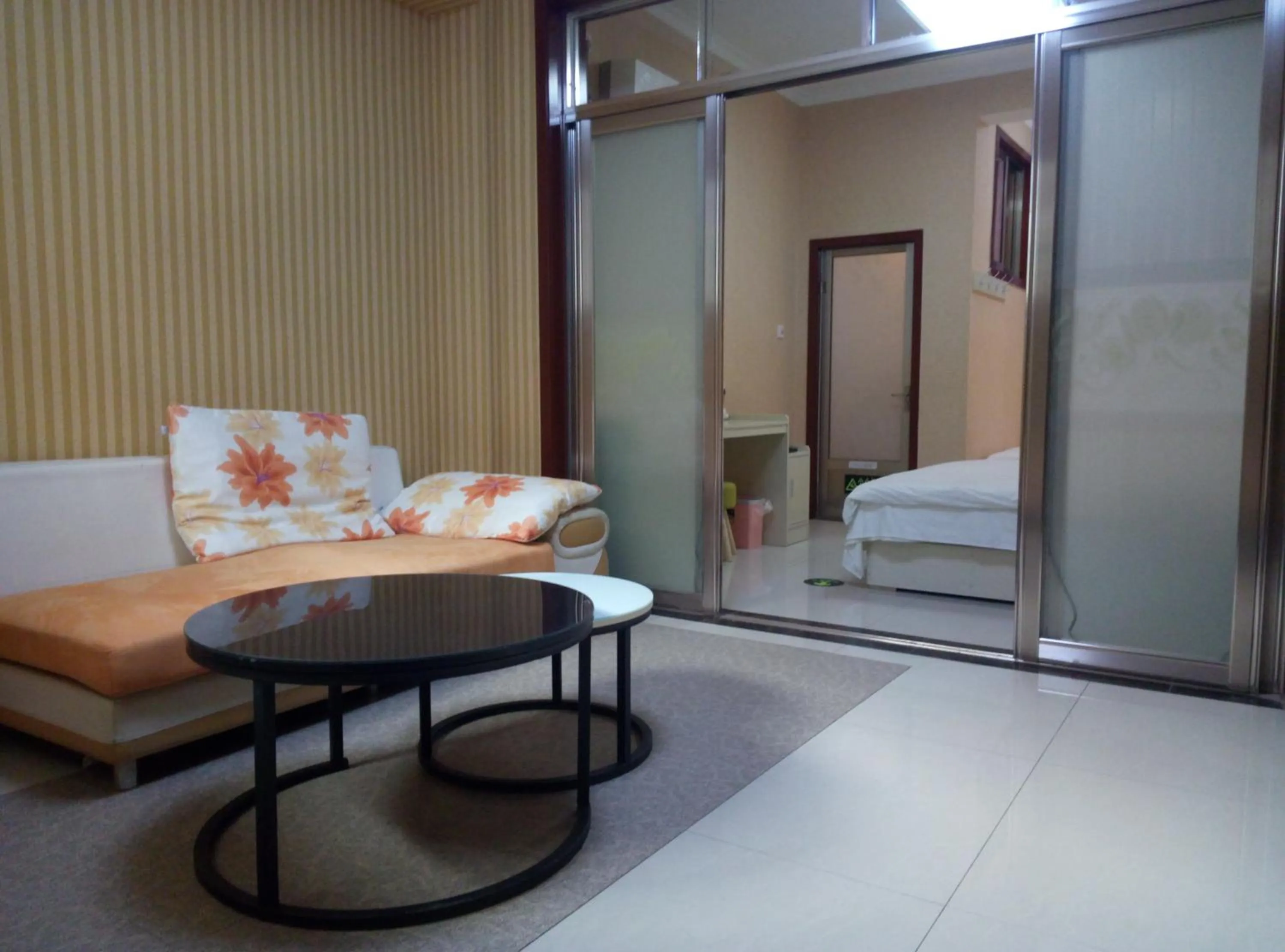 TV and multimedia, Bed in Qufu Garden Hotel