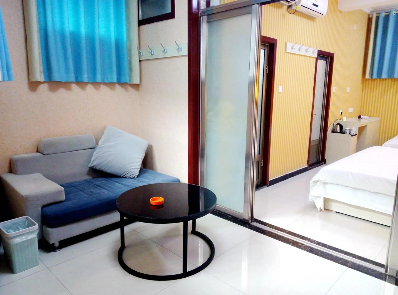 Living room, Bed in Qufu Garden Hotel