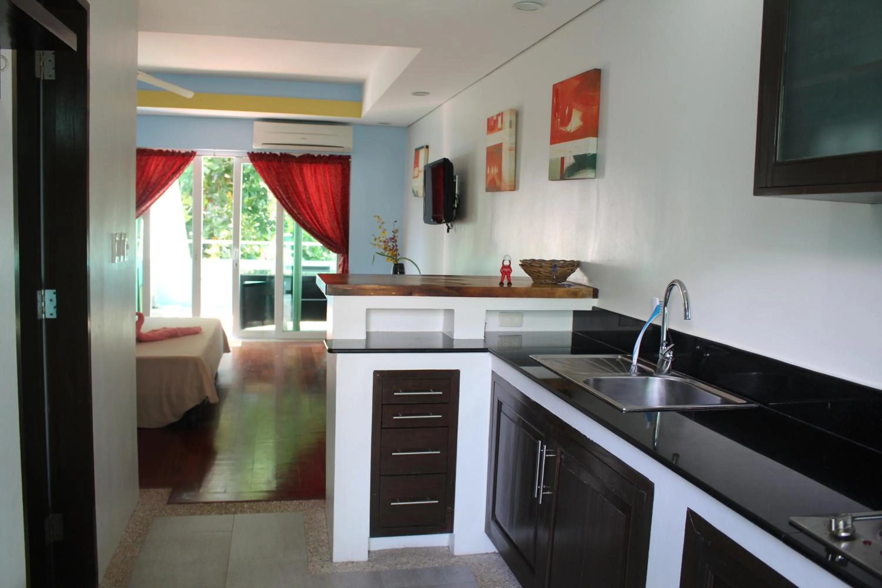 Kitchen or kitchenette, Bed in Sundown Resort & Austrian Pension House