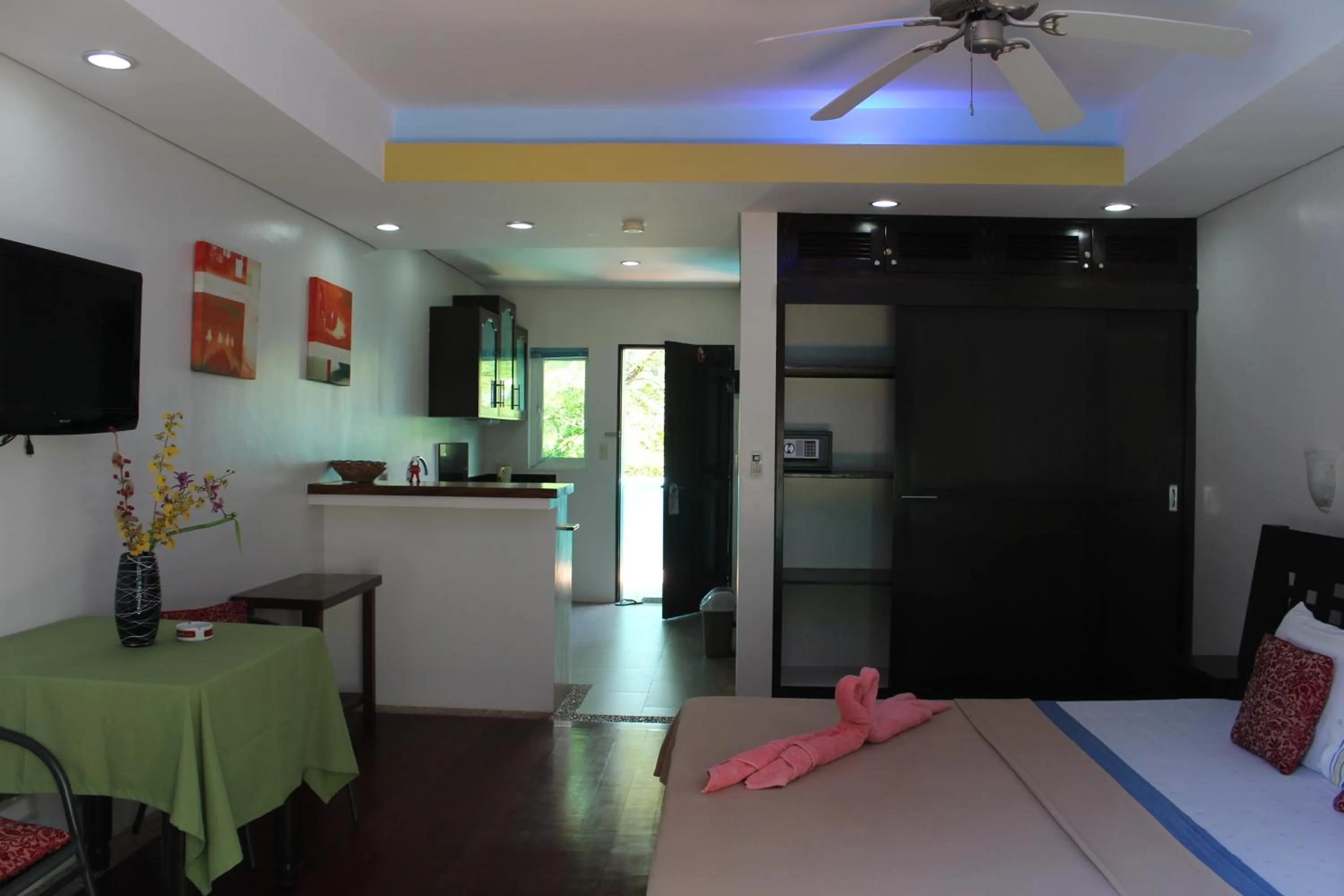 Bed in Sundown Resort & Austrian Pension House