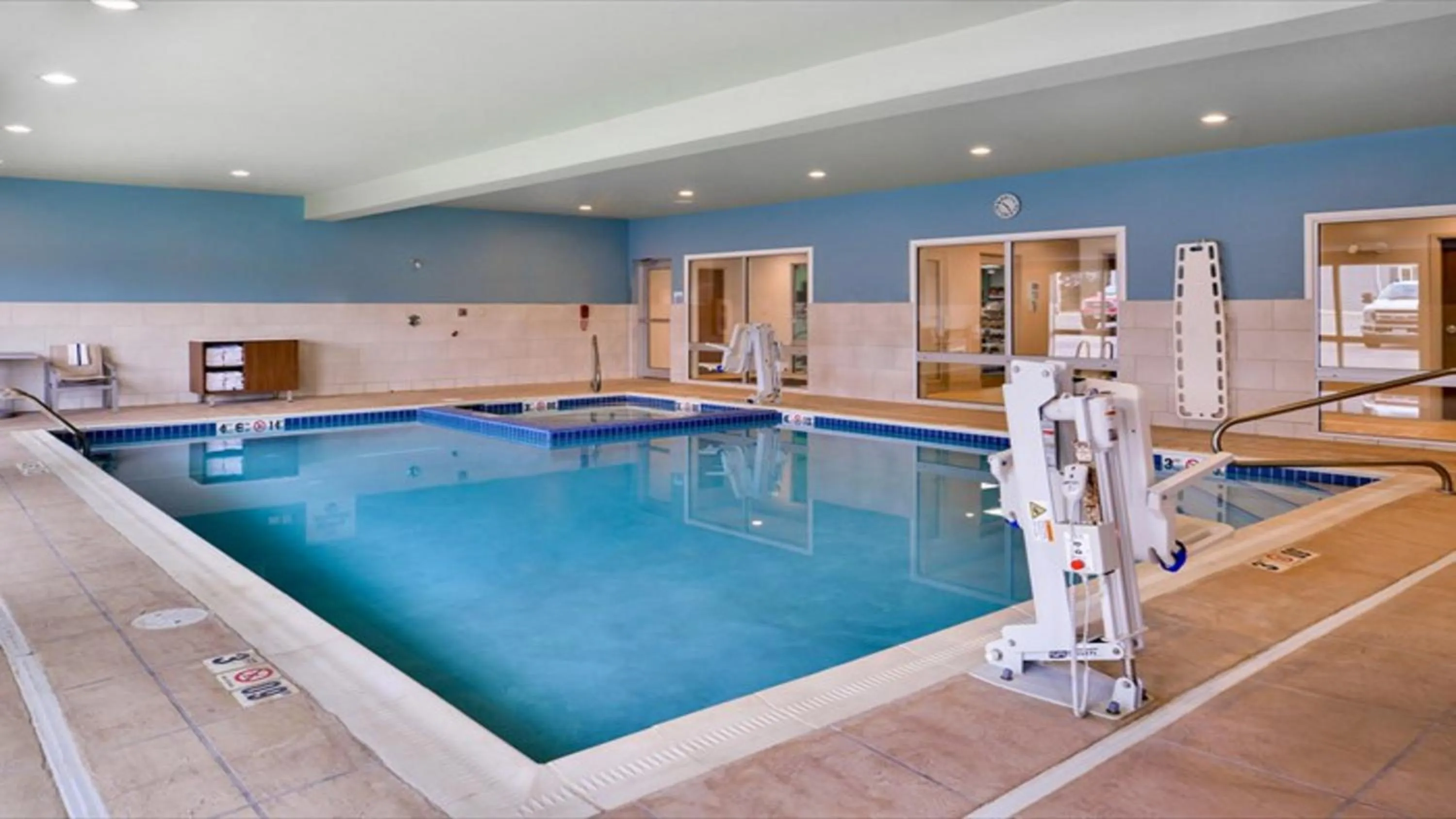 Swimming pool in Holiday Inn Express & Suites - Parkersburg East by IHG