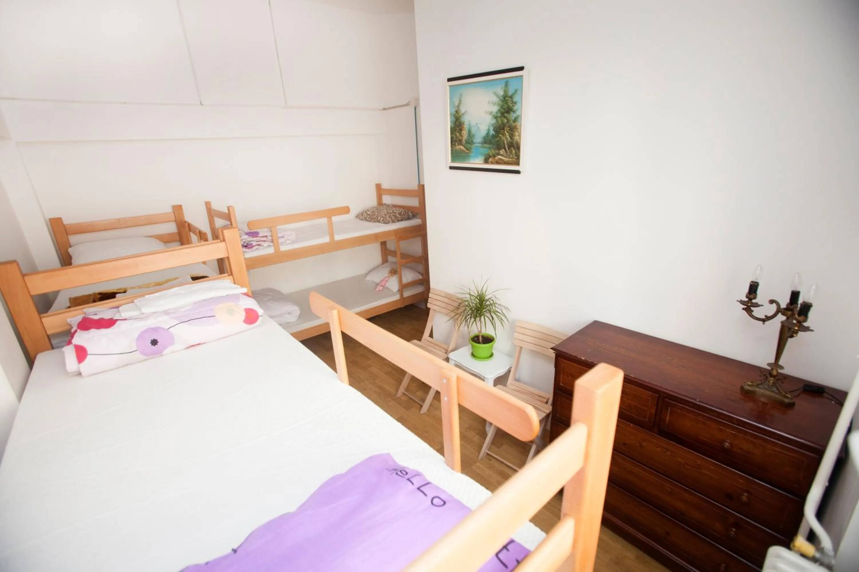 Communal lounge/ TV room, Bed in Hostel Jellostone