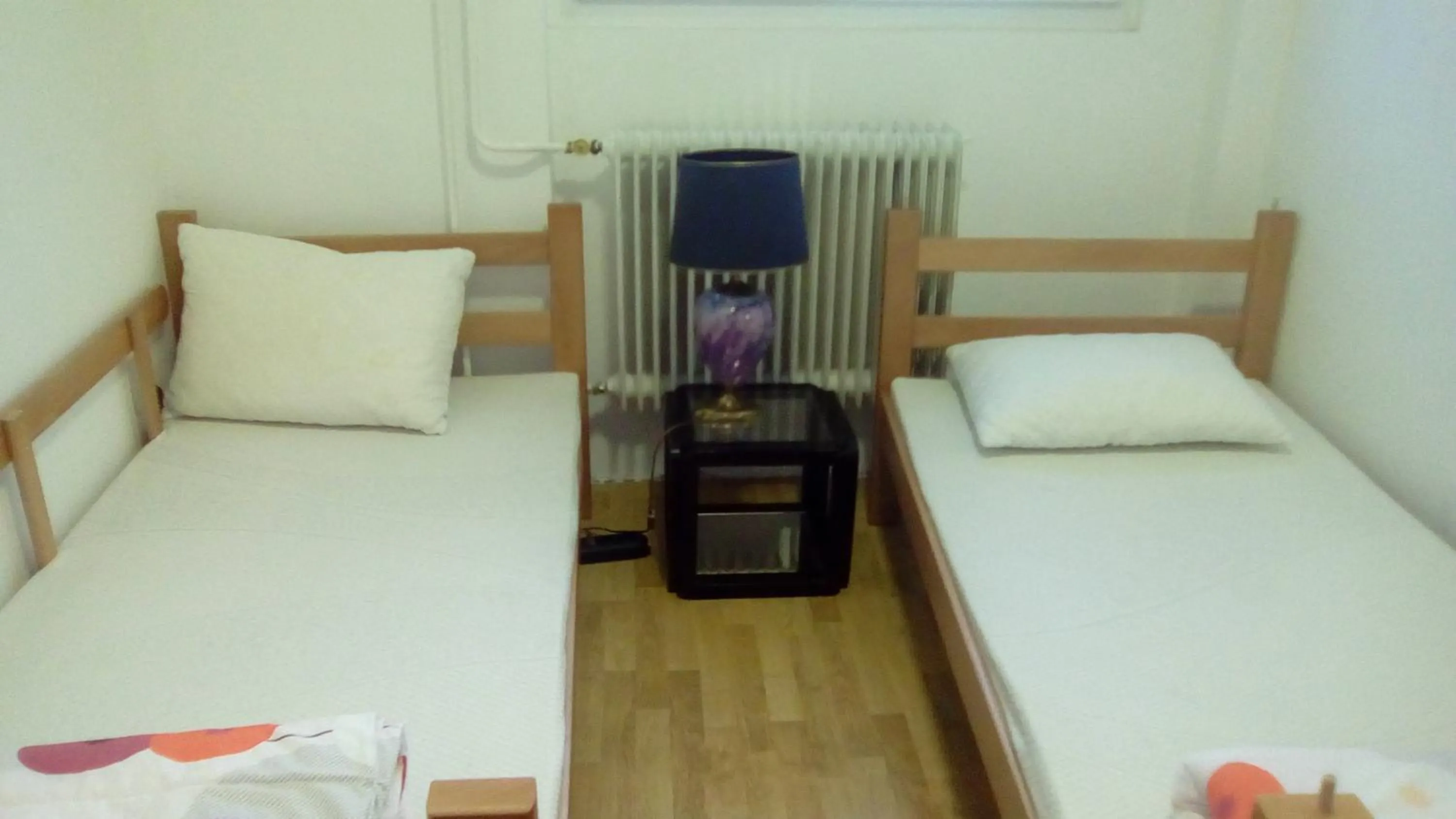Communal lounge/ TV room, Bed in Hostel Jellostone