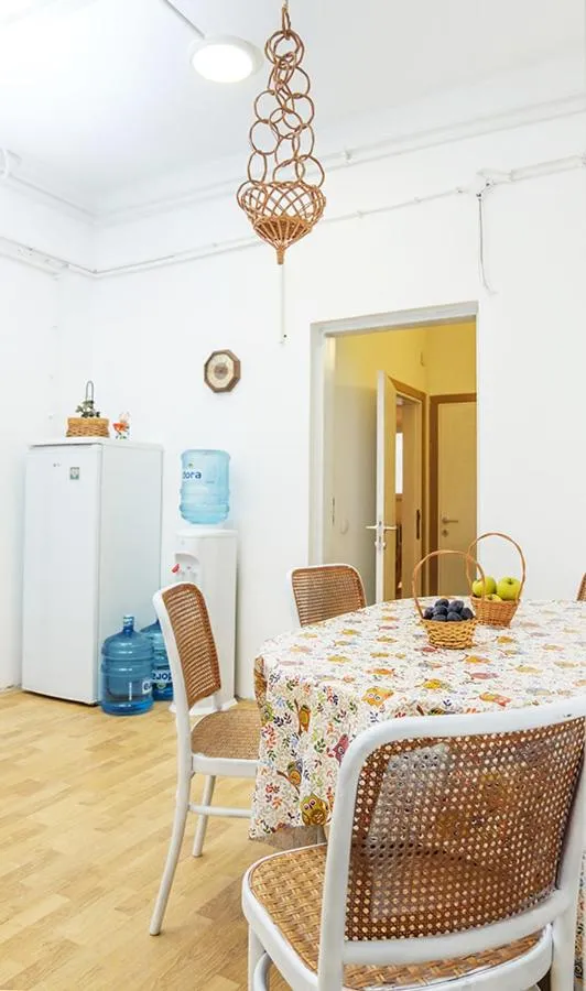 Communal kitchen in Hostel Jellostone