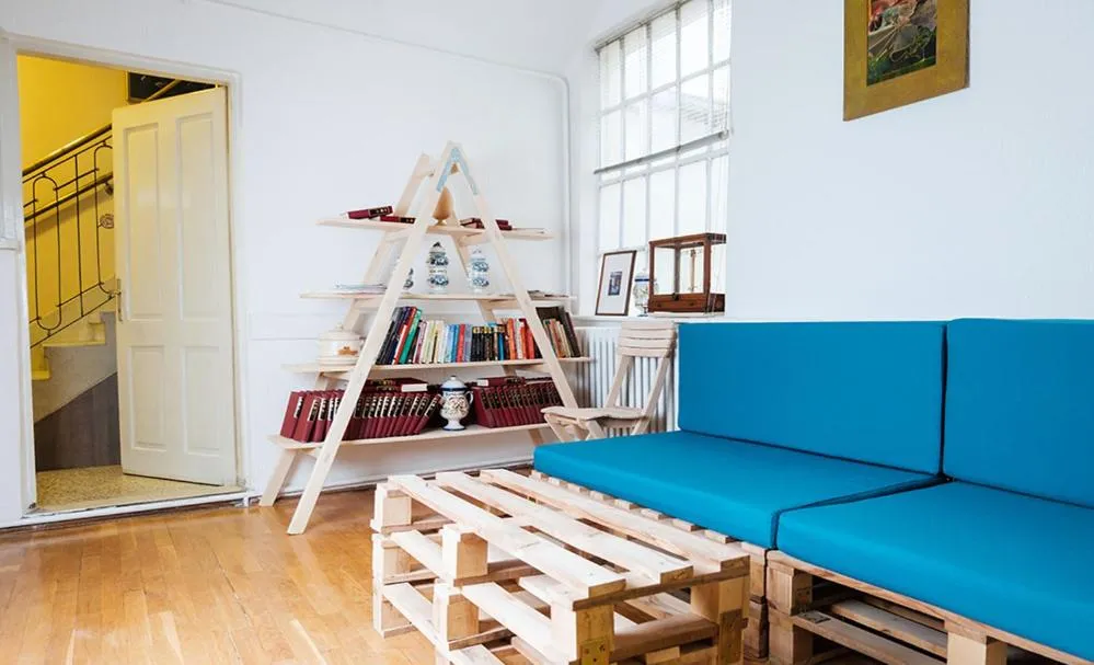 Communal lounge/ TV room in Hostel Jellostone