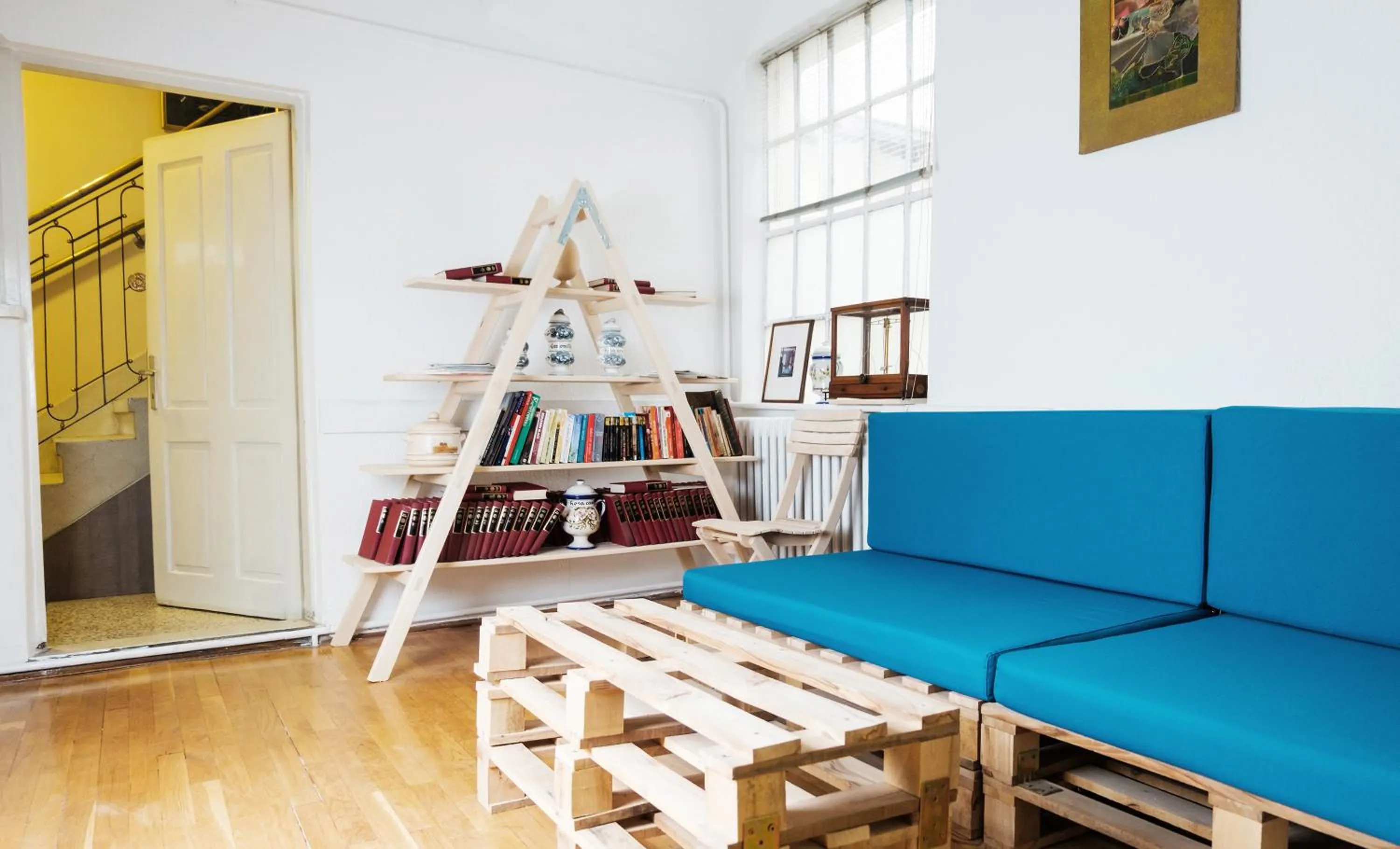 Communal lounge/ TV room in Hostel Jellostone