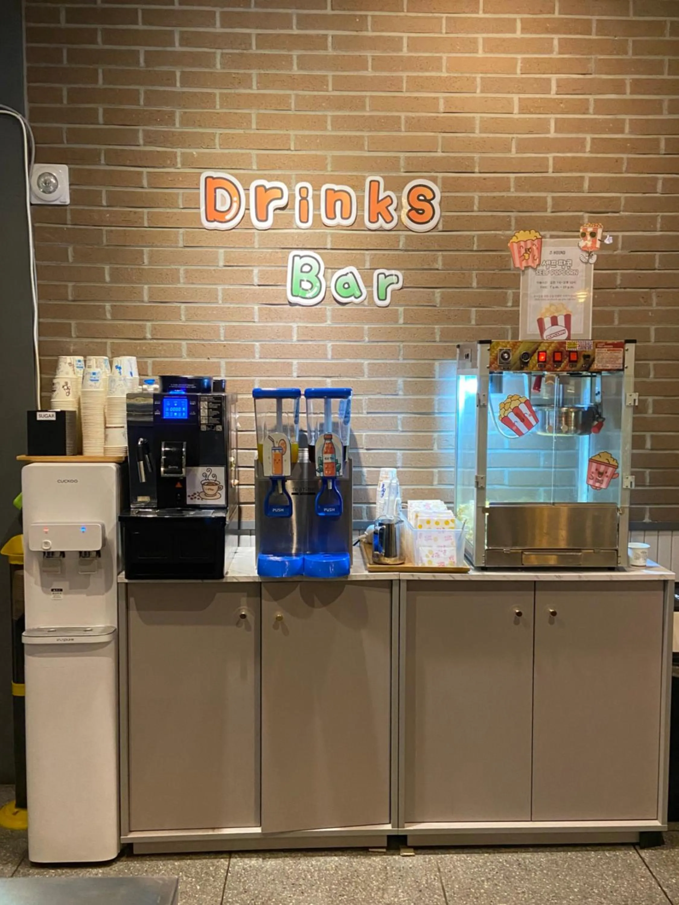 Communal lounge/ TV room in Bay Hound Hotel