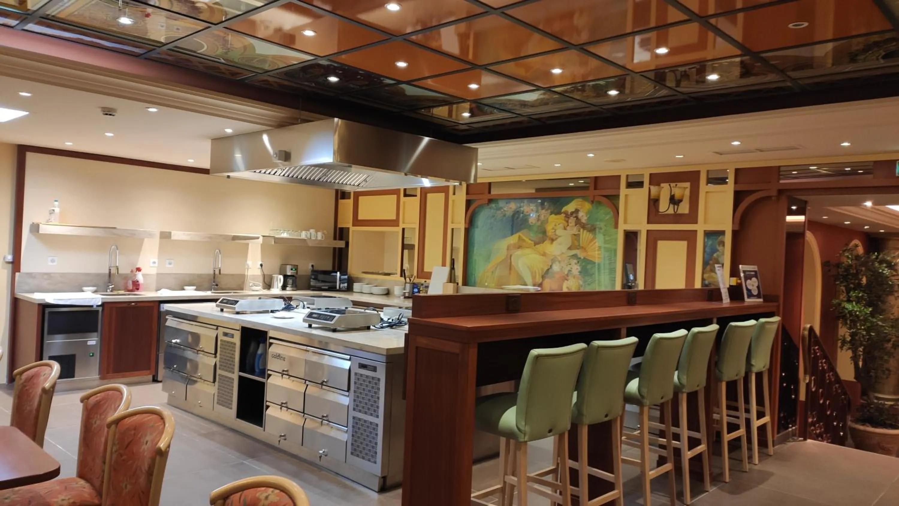 Communal kitchen in Residence Share Inn