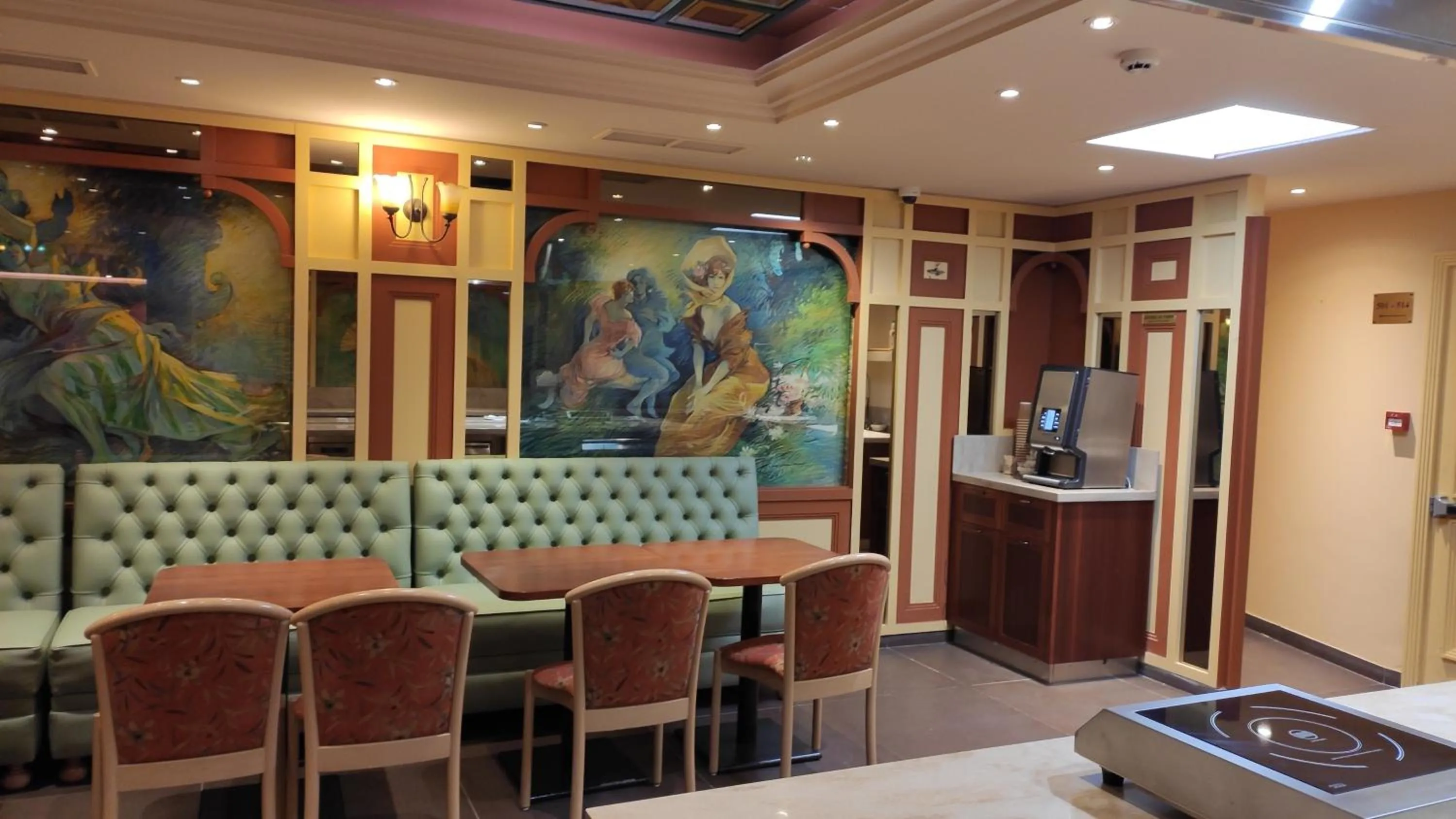 Communal kitchen in Residence Share Inn