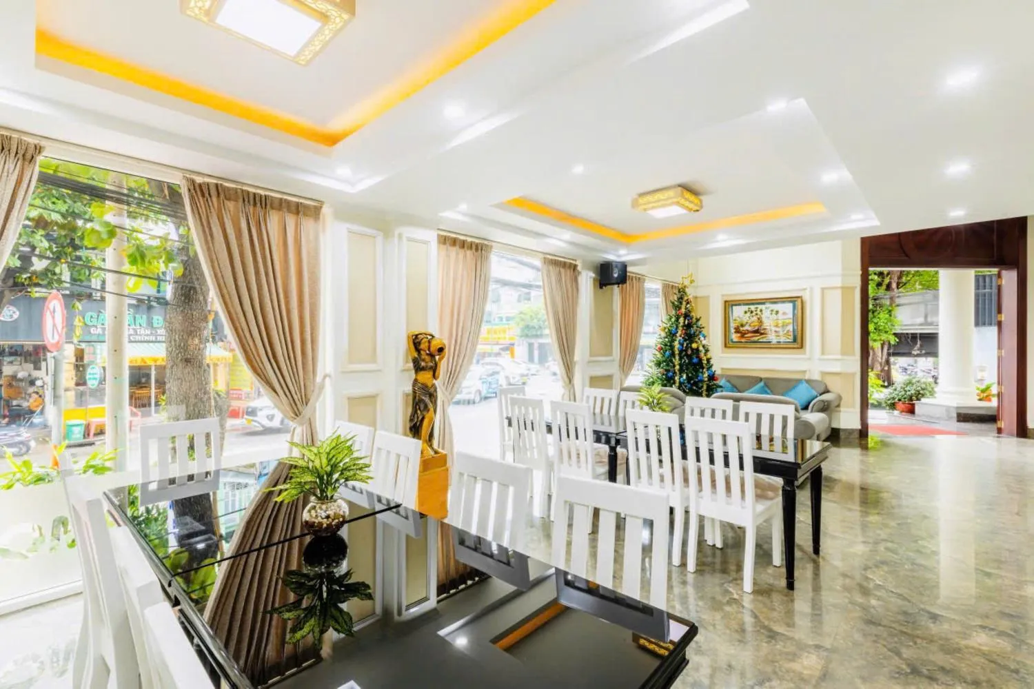 Seating area in Blue Diamond Airport Hotel