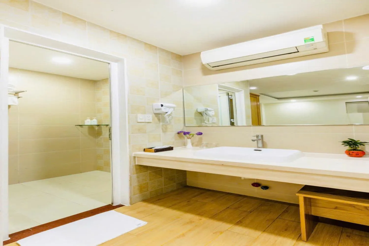 Shower in Blue Diamond Airport Hotel