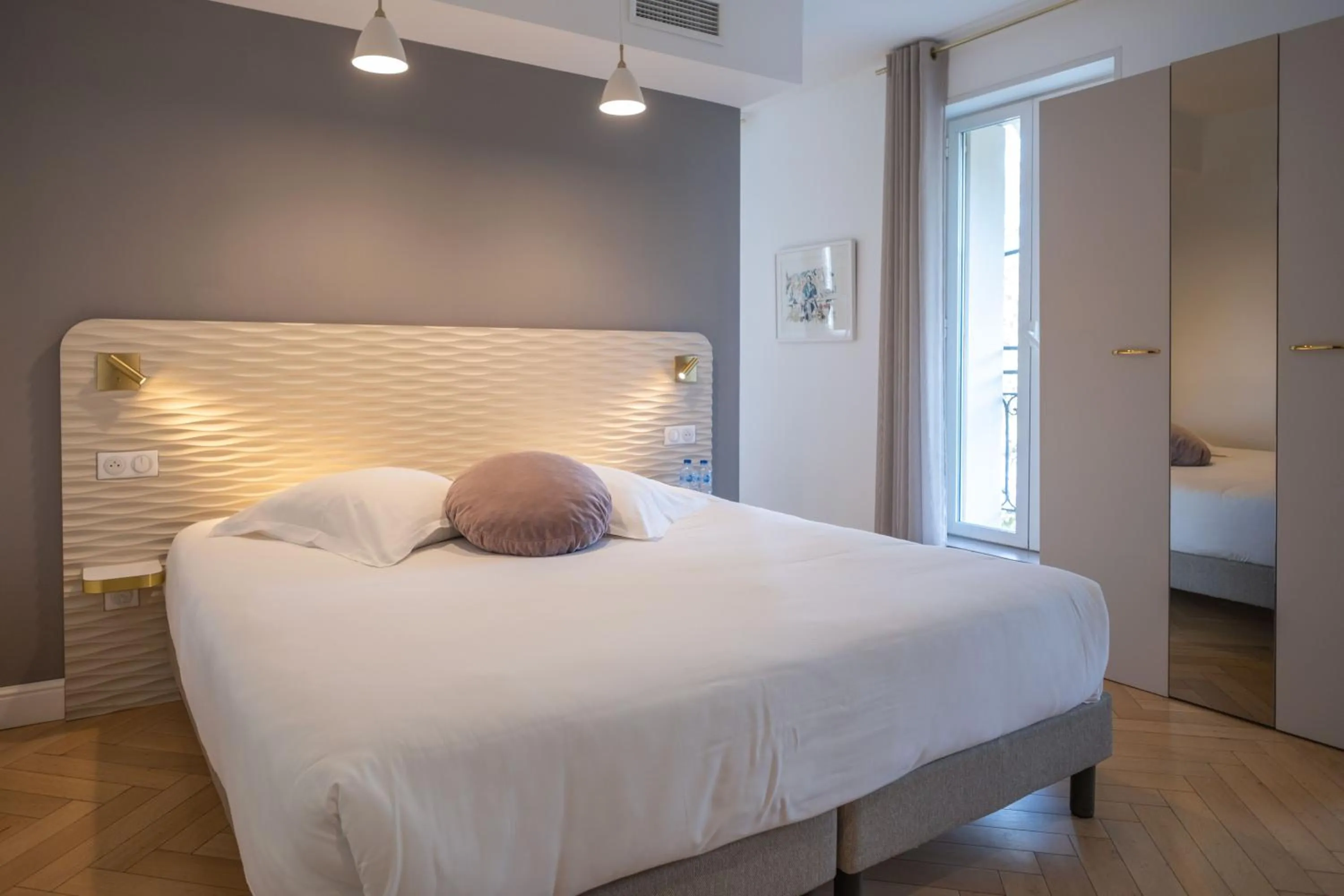 Photo of the whole room, Bed in Hôtel le XIX