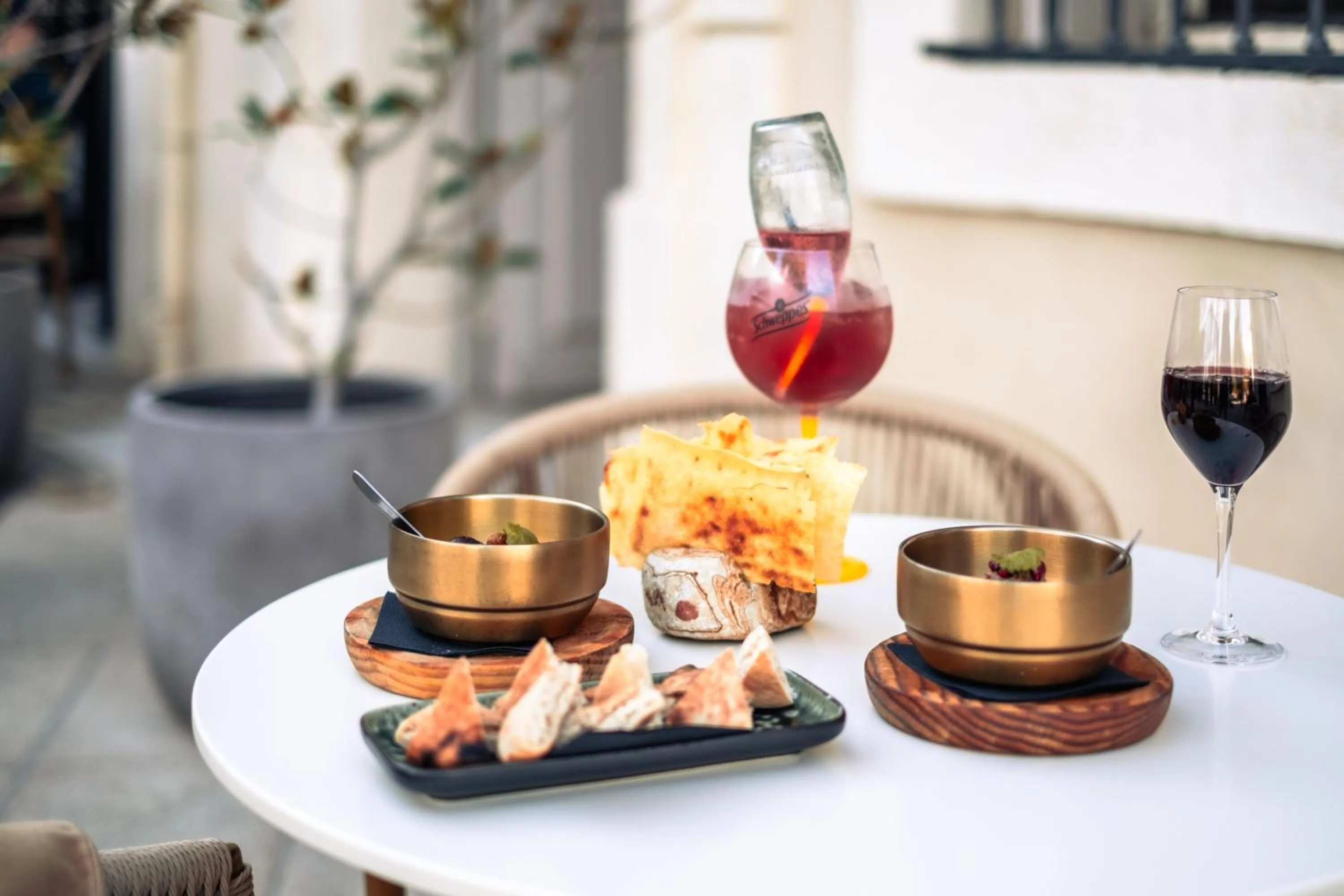 Food and drinks in Hôtel le XIX