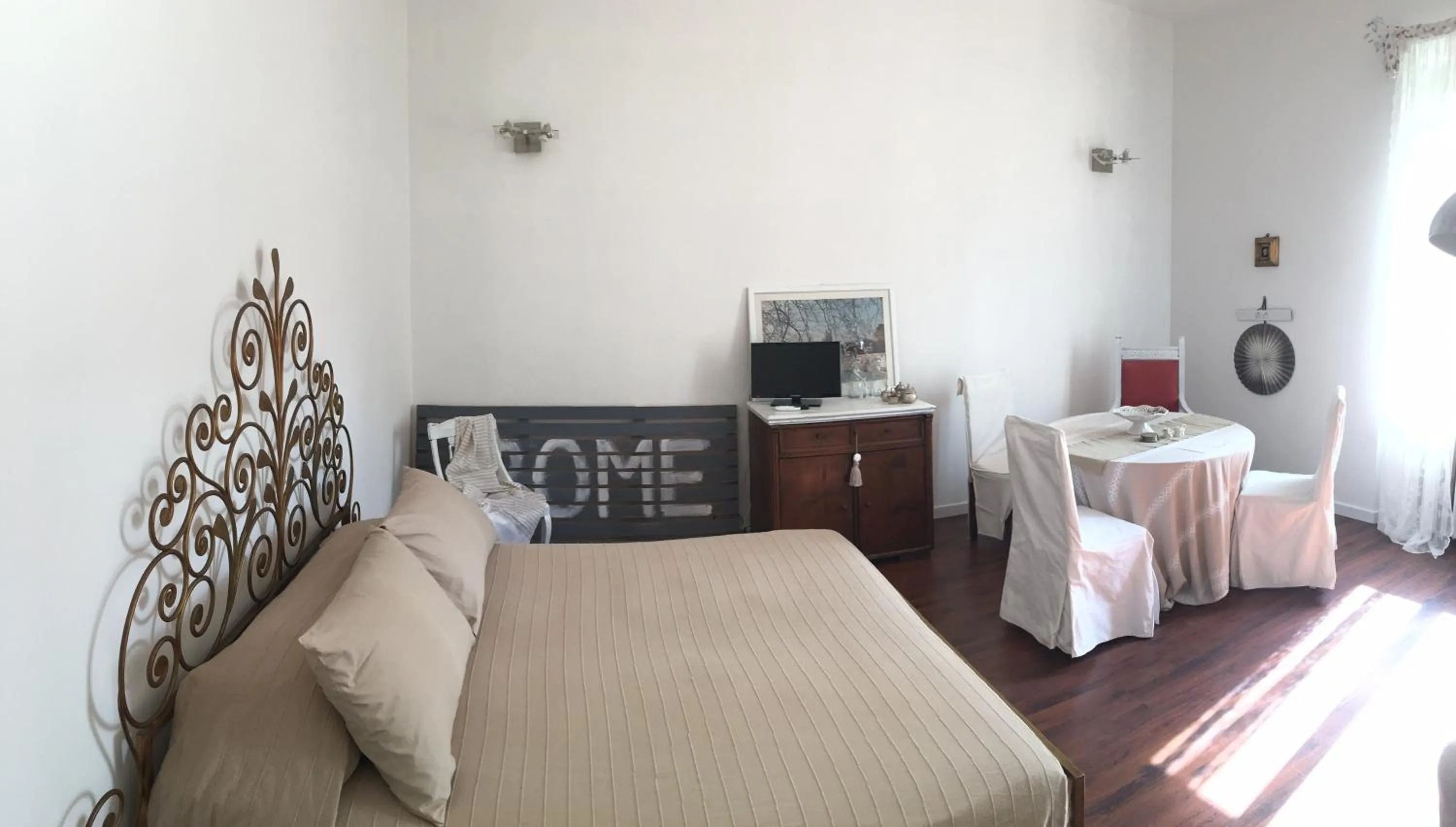 Communal lounge/ TV room, Bed in Maru Apartment