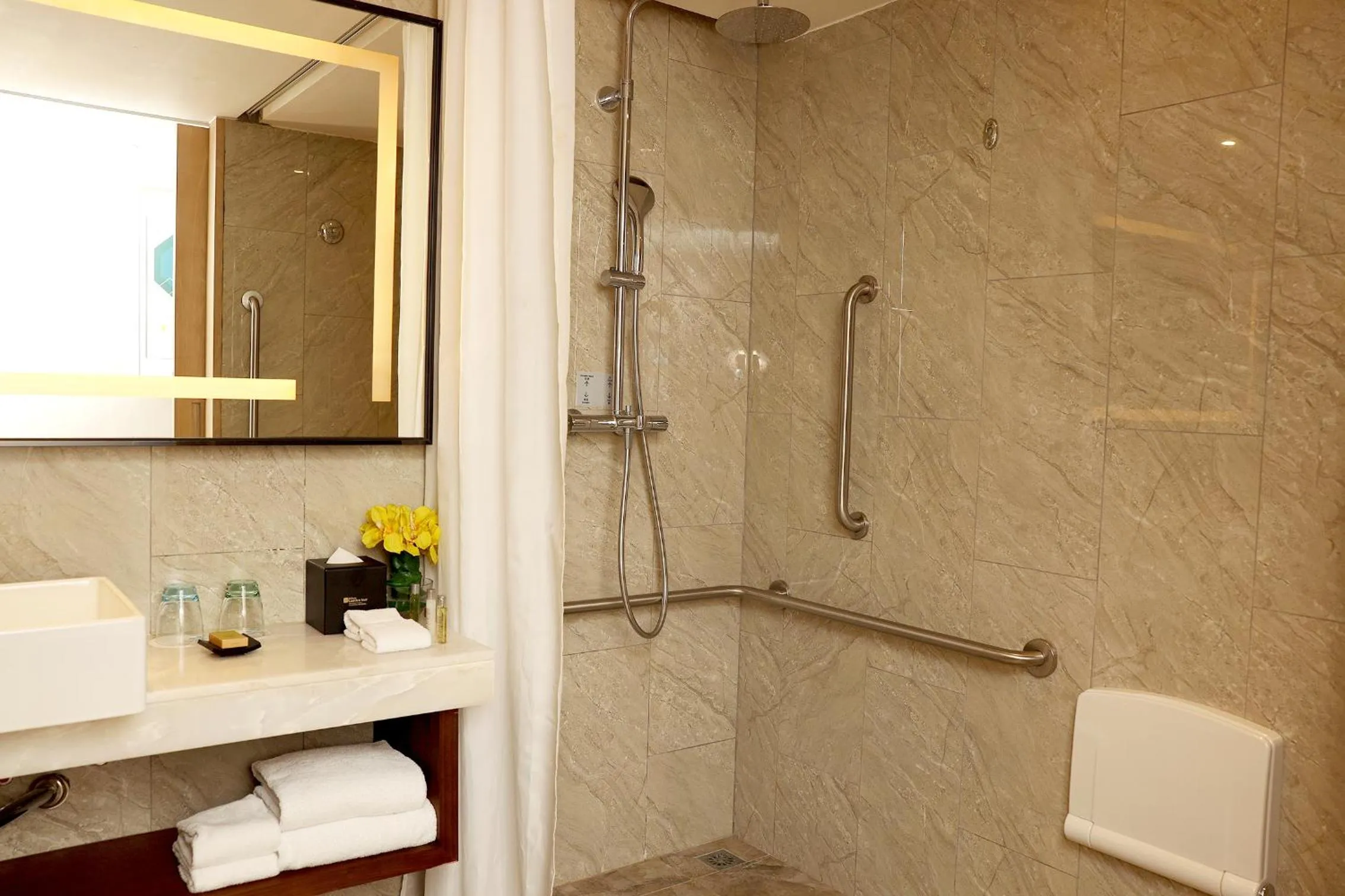 Shower in Hilton Garden Inn Zhongshan Guzhen