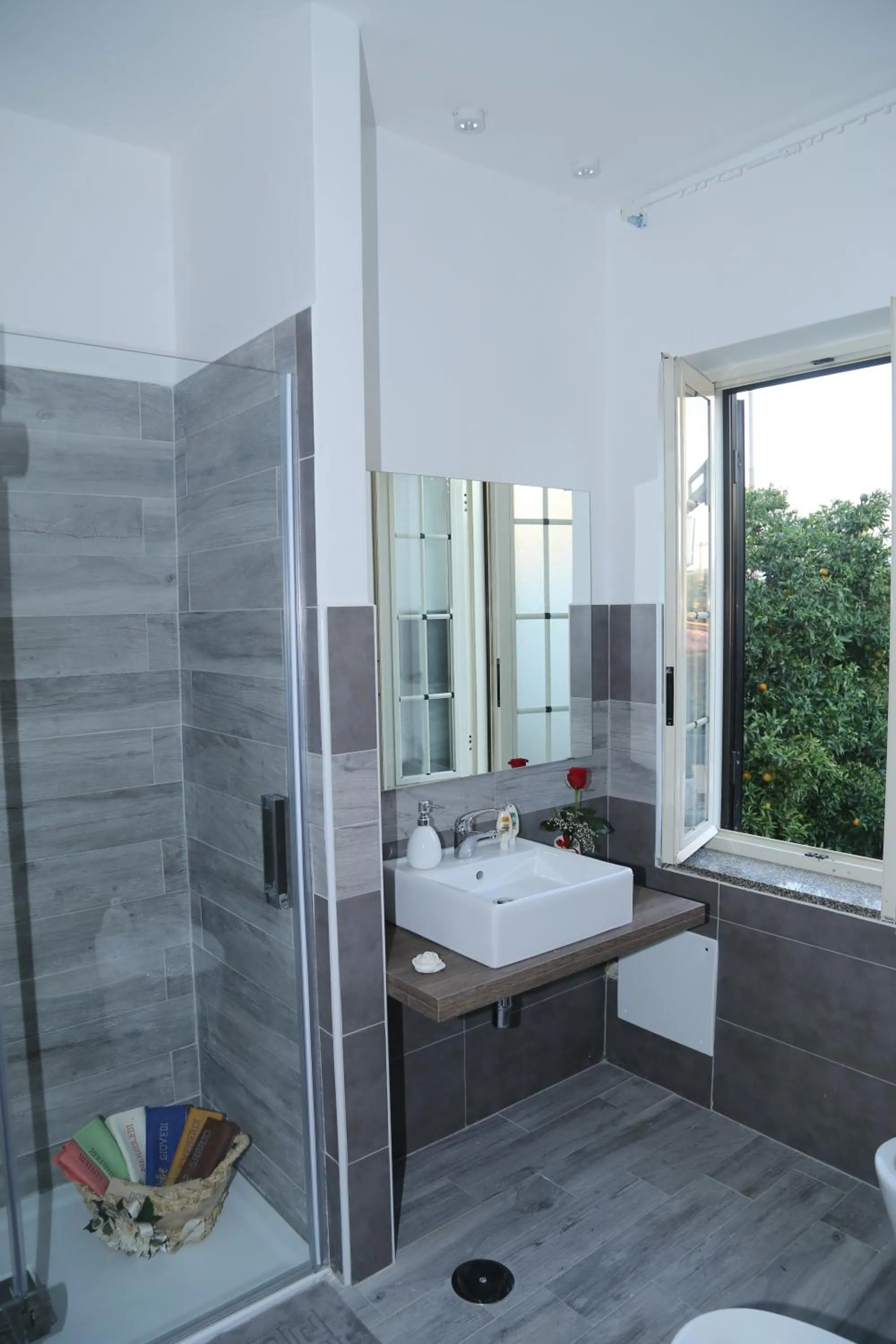 Shower in B&B Maison Blanche