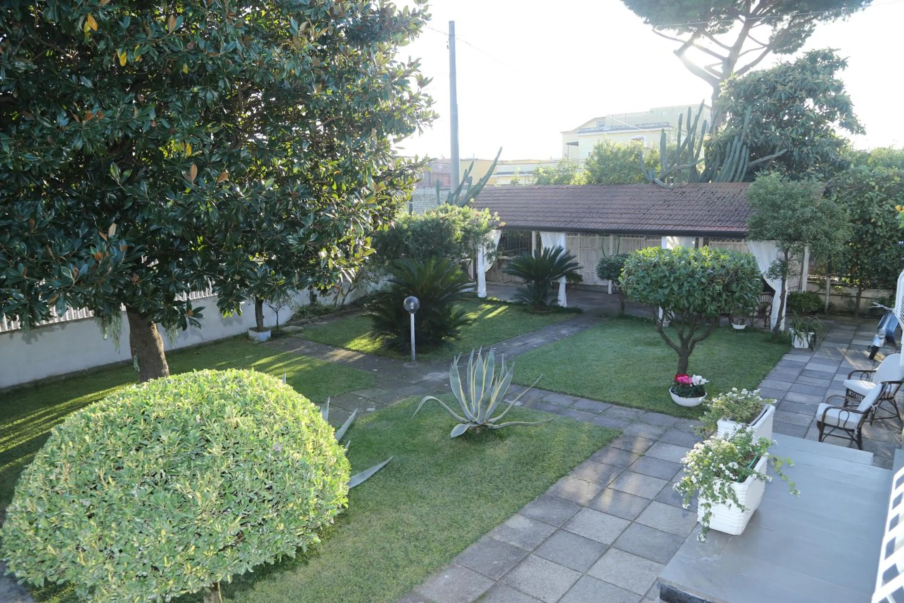 Garden view in B&B Maison Blanche