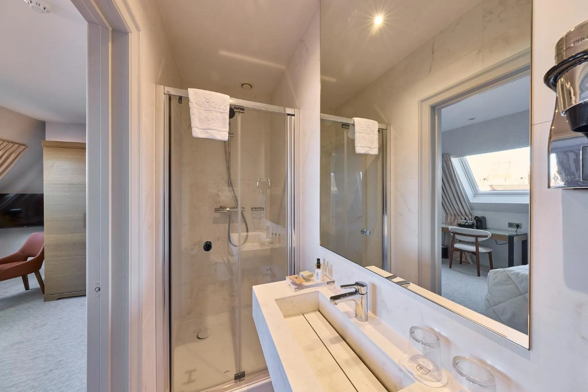 Shower in Hotel Aragon