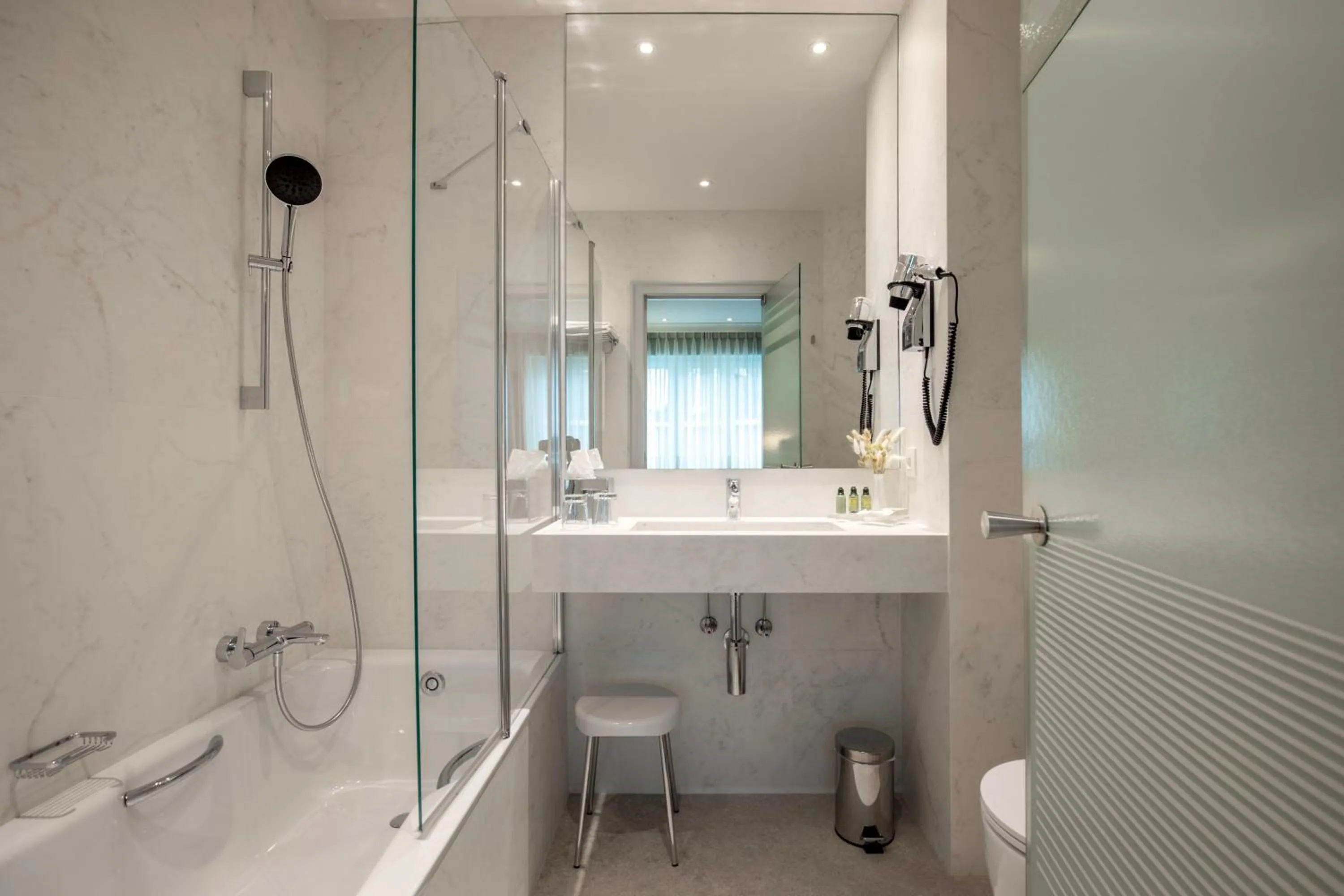 Shower in Hotel Aragon