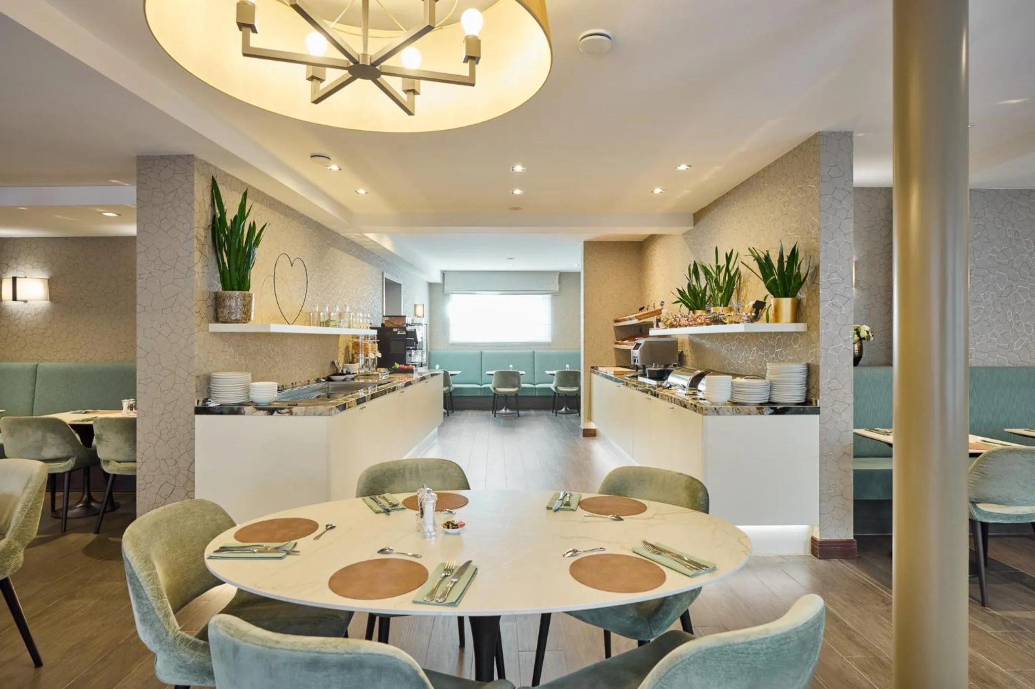 Restaurant/places to eat in Hotel Aragon