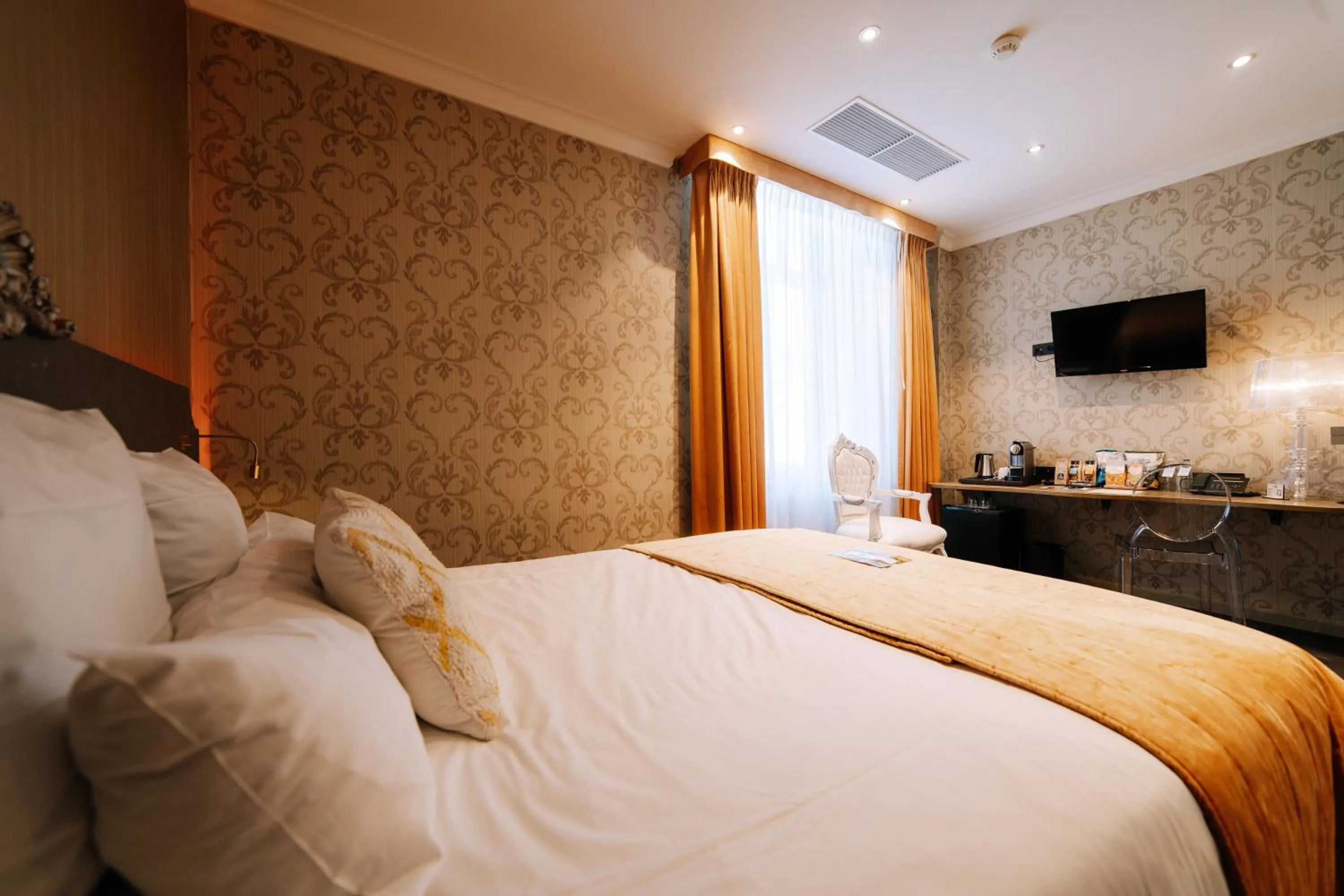 Bedroom, Bed in Le Chateau de Namur