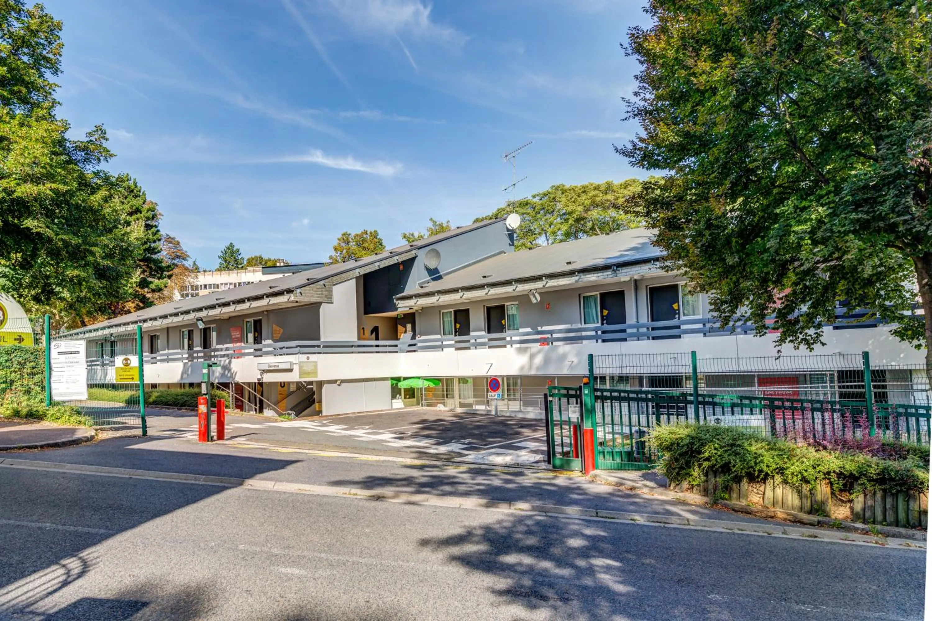 Facade/entrance in B&B HOTEL Louveciennes