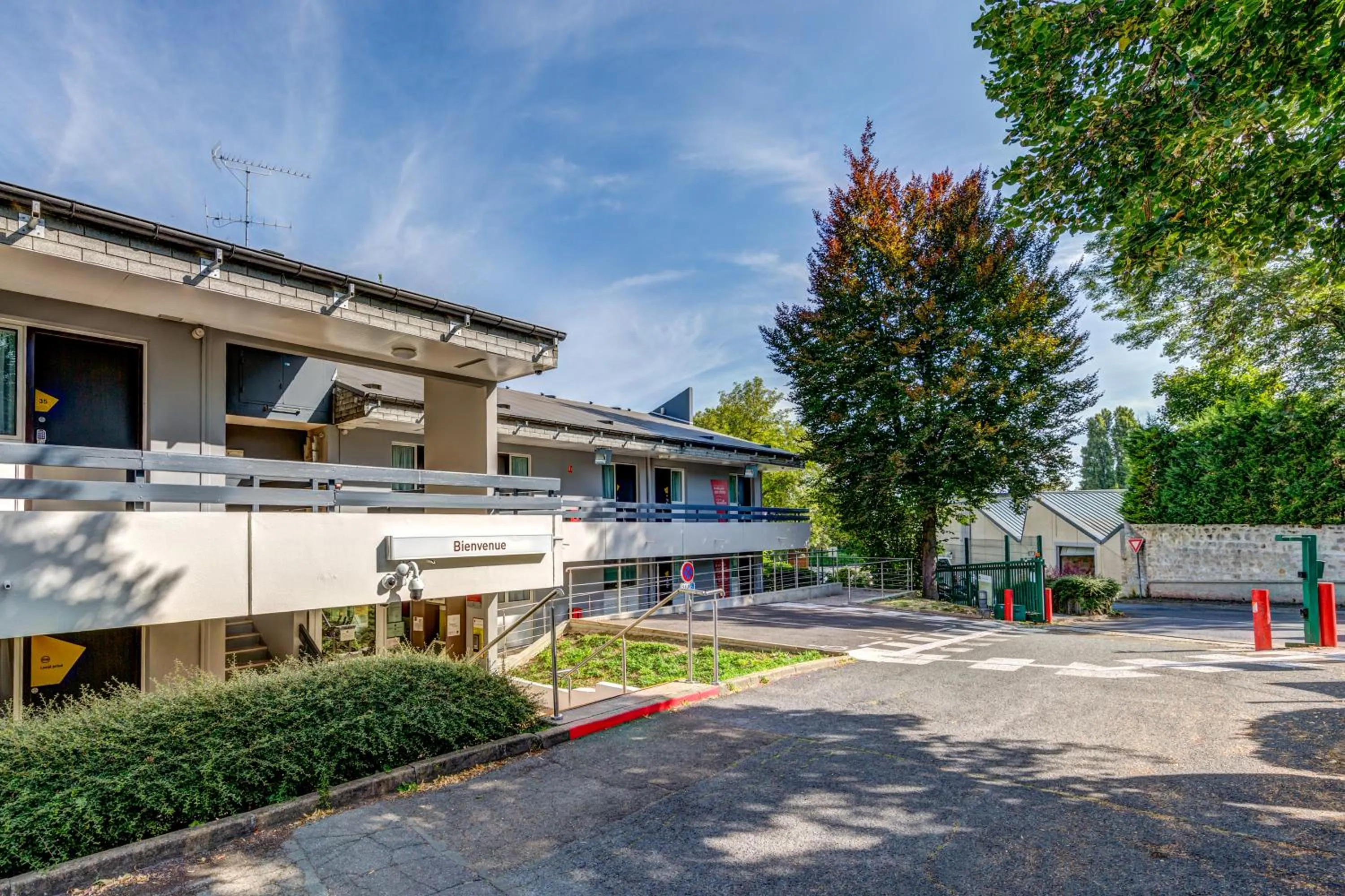 Facade/entrance in B&B HOTEL Louveciennes