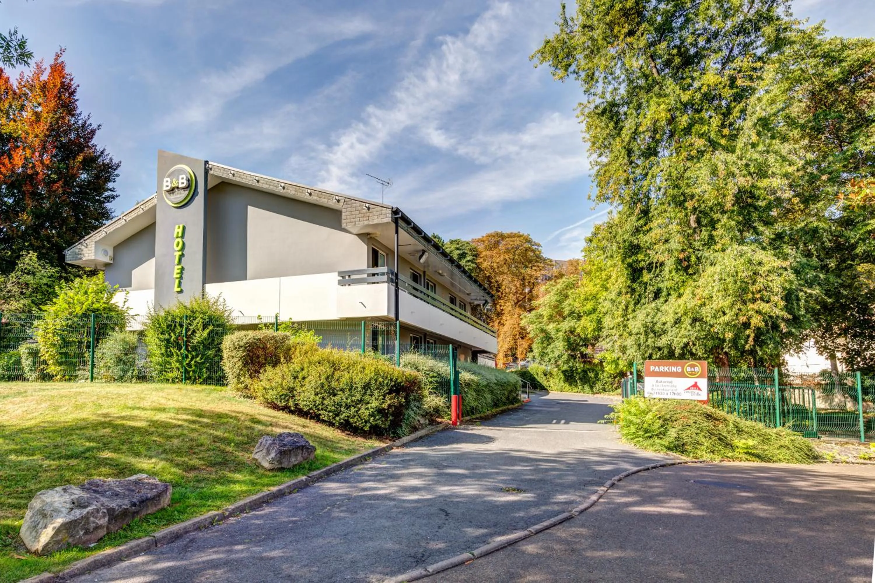 Facade/entrance in B&B HOTEL Louveciennes